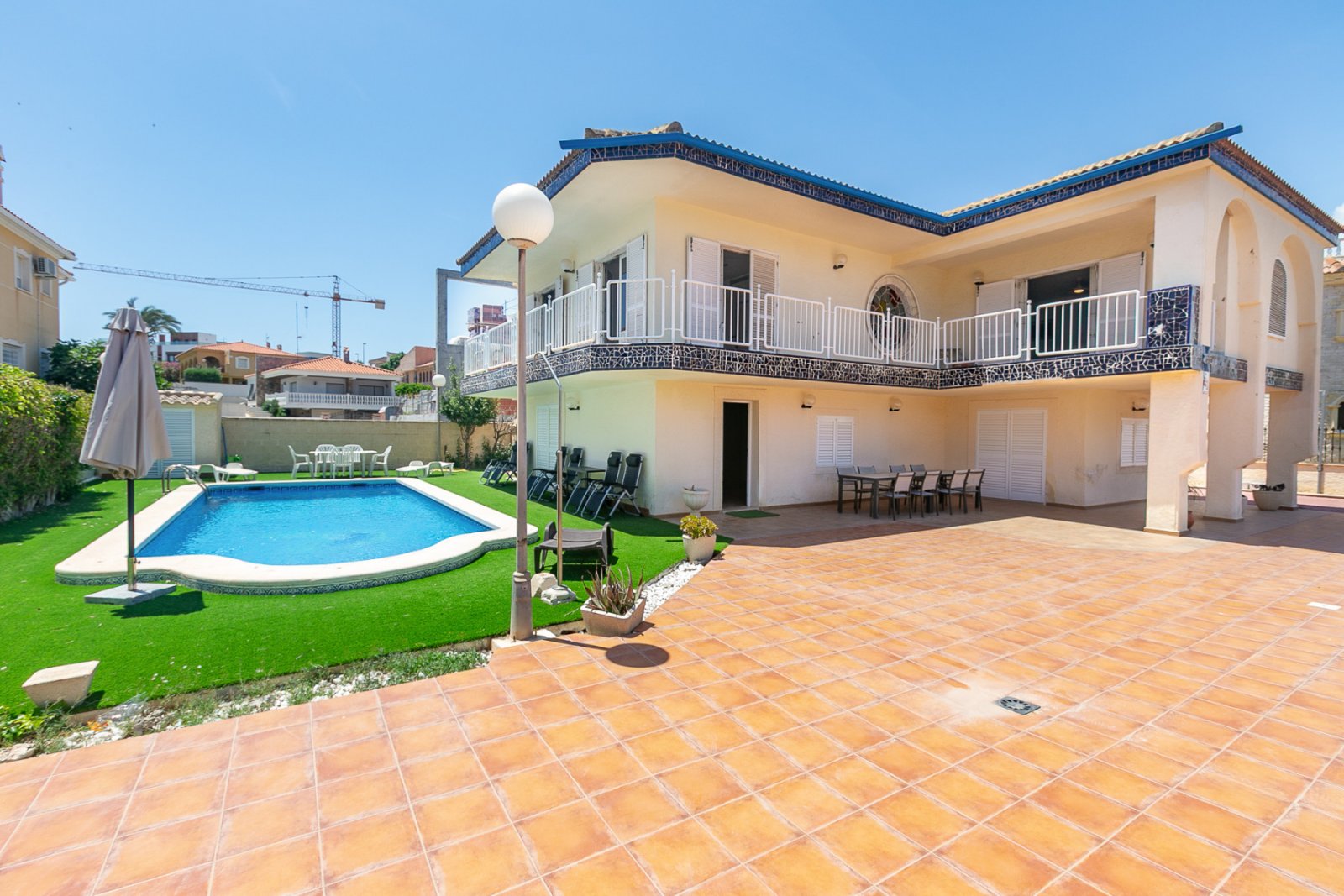 In einer der exklusivsten und begehrtesten Lagen der Orihuela Costa gelegen, befindet sich diese fantastische freistehende Villa nur 47 Meter vom Str