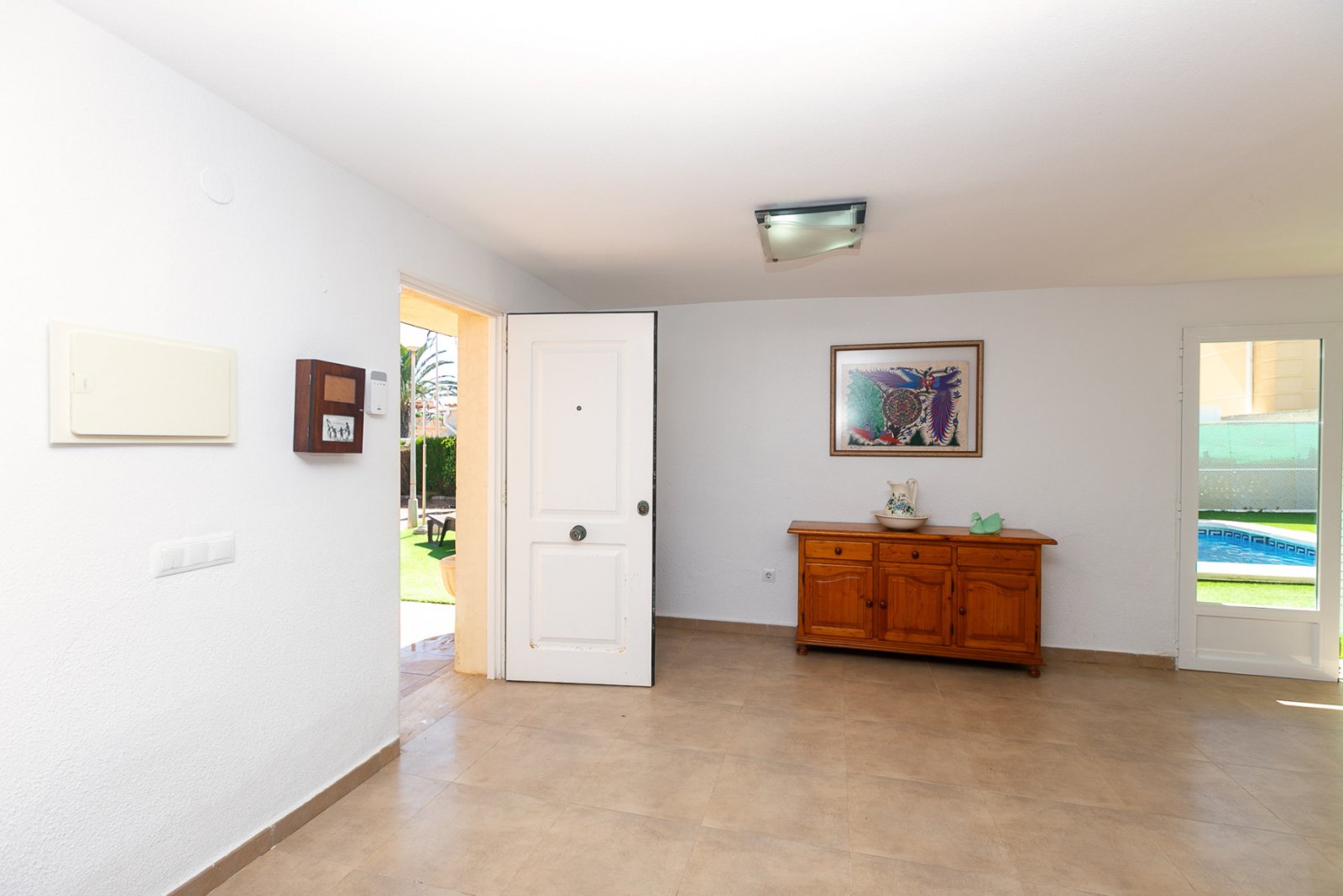 In einer der exklusivsten und begehrtesten Lagen der Orihuela Costa gelegen, befindet sich diese fantastische freistehende Villa nur 47 Meter vom Str