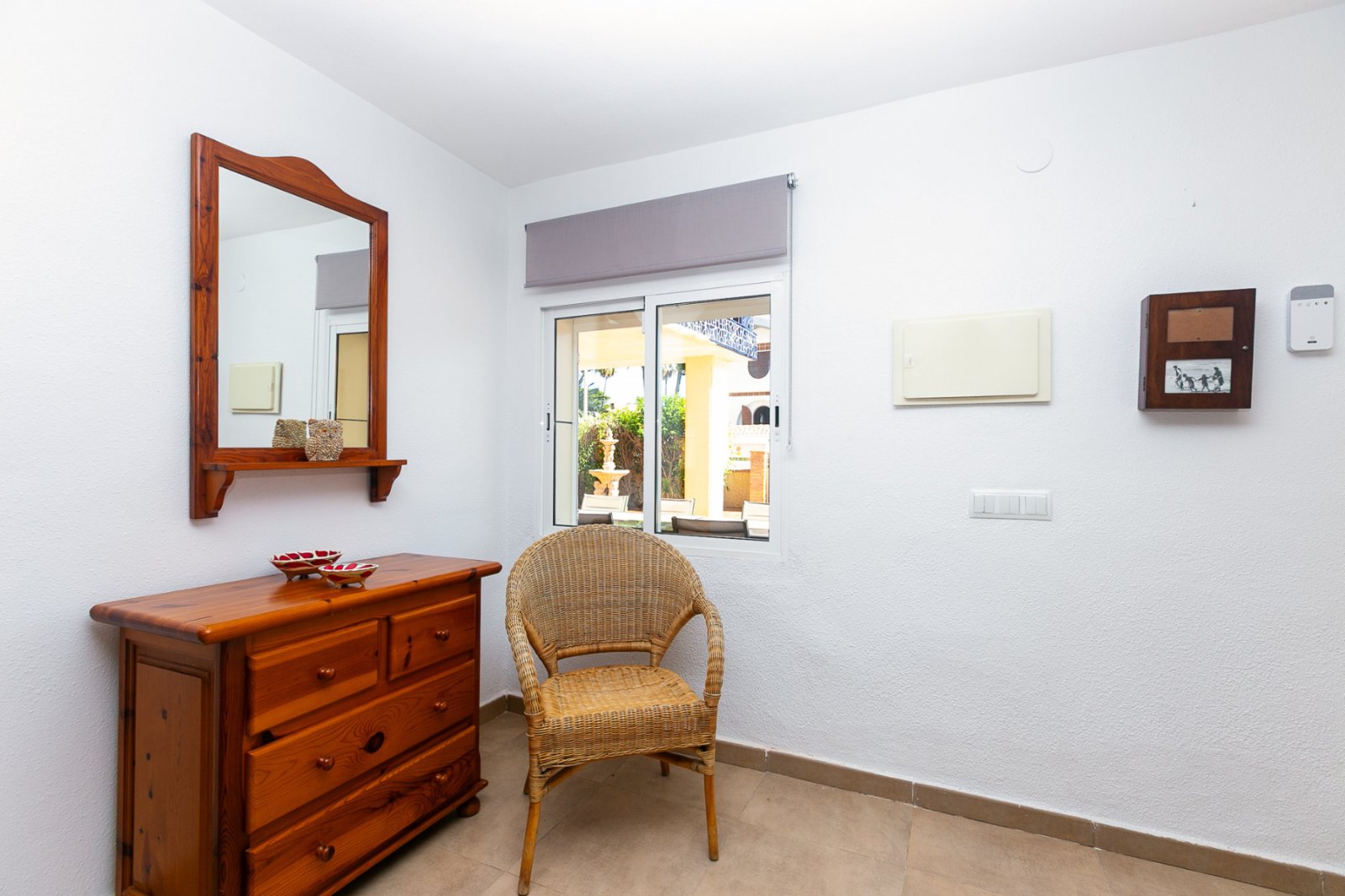 In einer der exklusivsten und begehrtesten Lagen der Orihuela Costa gelegen, befindet sich diese fantastische freistehende Villa nur 47 Meter vom Str