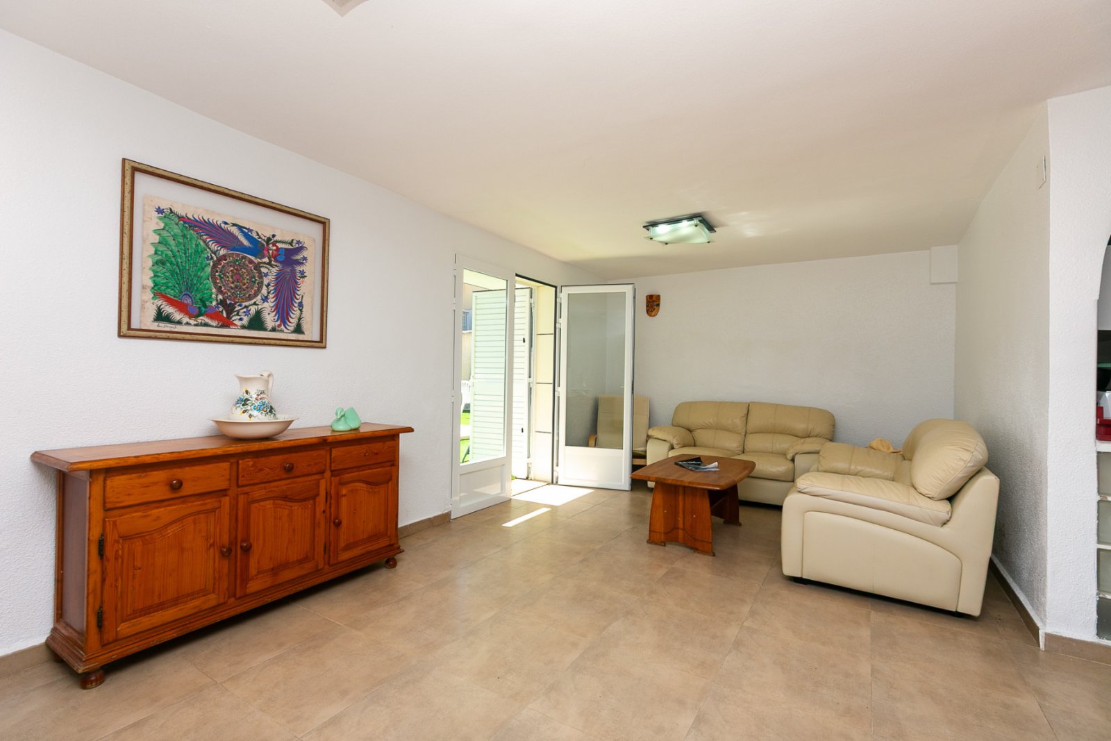 In einer der exklusivsten und begehrtesten Lagen der Orihuela Costa gelegen, befindet sich diese fantastische freistehende Villa nur 47 Meter vom Str