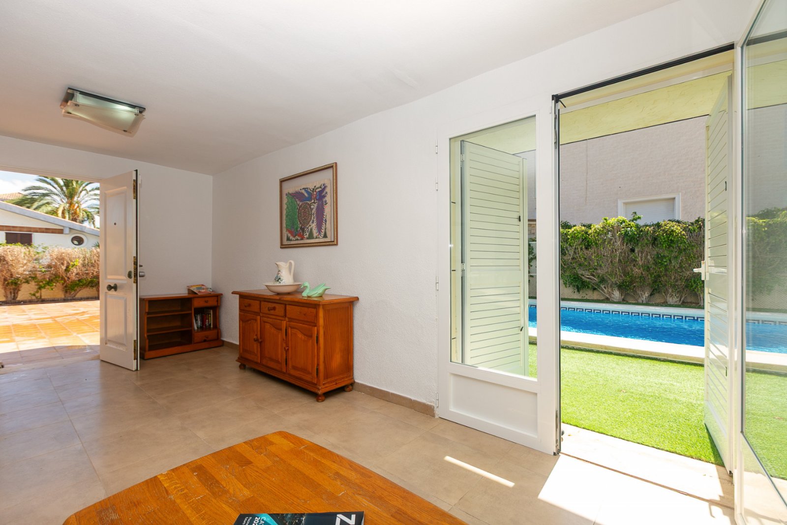 In einer der exklusivsten und begehrtesten Lagen der Orihuela Costa gelegen, befindet sich diese fantastische freistehende Villa nur 47 Meter vom Str