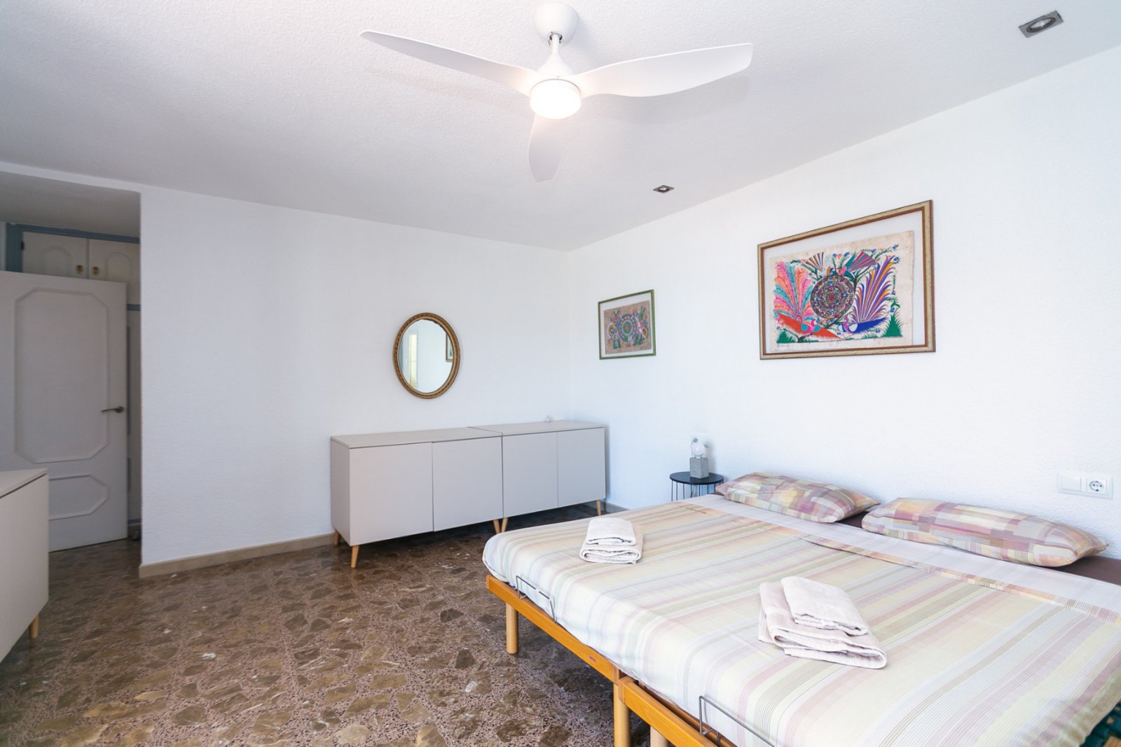In einer der exklusivsten und begehrtesten Lagen der Orihuela Costa gelegen, befindet sich diese fantastische freistehende Villa nur 47 Meter vom Str