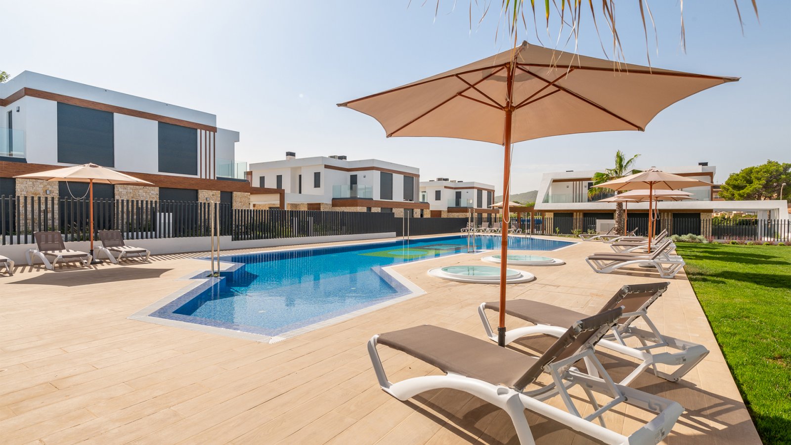 Luz de Cala Ratjada ist ein luxuriöses Wohnprojekt im östlichsten Teil der Insel Mallorca, in der Gemeinde Cala Rajtada und in einer einzigartigen Um