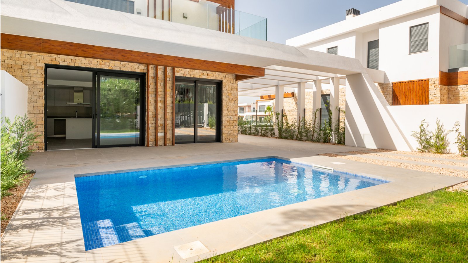 Luz de Cala Ratjada ist ein luxuriöses Wohnprojekt im östlichsten Teil der Insel Mallorca, in der Gemeinde Cala Rajtada und in einer einzigartigen Um