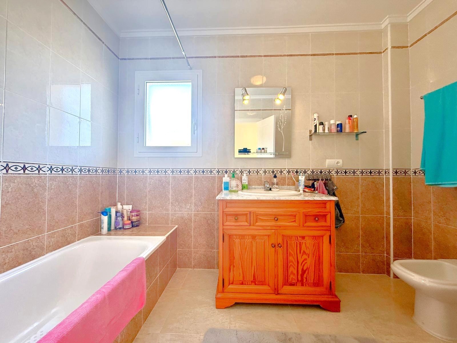 Well maintained and well distributed detached villa at 250m distance from the popular La Fuente Commercial centre
The 110m2 (approx..) pro
