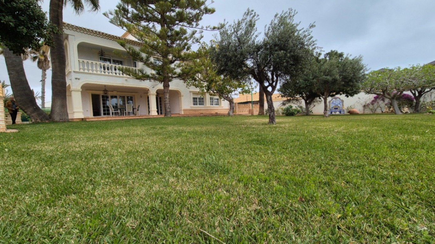 Eingebettet in eine Privatstraße, die von exklusiven Villen gesäumt ist, strahlt dieses atemberaubende Anwesen in Cabo Roig den luxuriösen Charme und