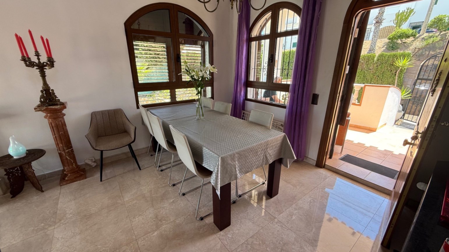Charmantes Einfamilienhaus in Orihuela CostaDieses atemberaubende Einfamilienhaus in der malerischen Stadt Orihuela, Alicante, bietet ein außergewöhn