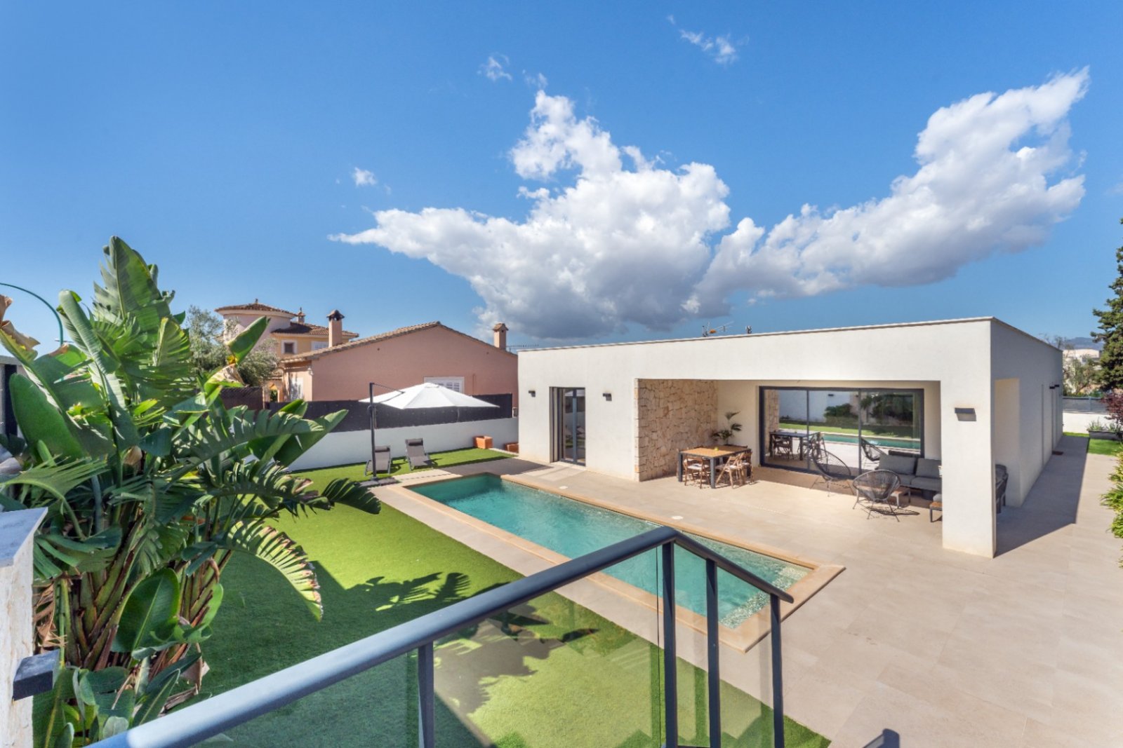 Moderne neu gebaute Villa in Marratxí, nur wenige Minuten vom Zentrum von Palma entfernt. 2021 auf einem Grundstück von etwa 600 m² erbaut. Die Räume