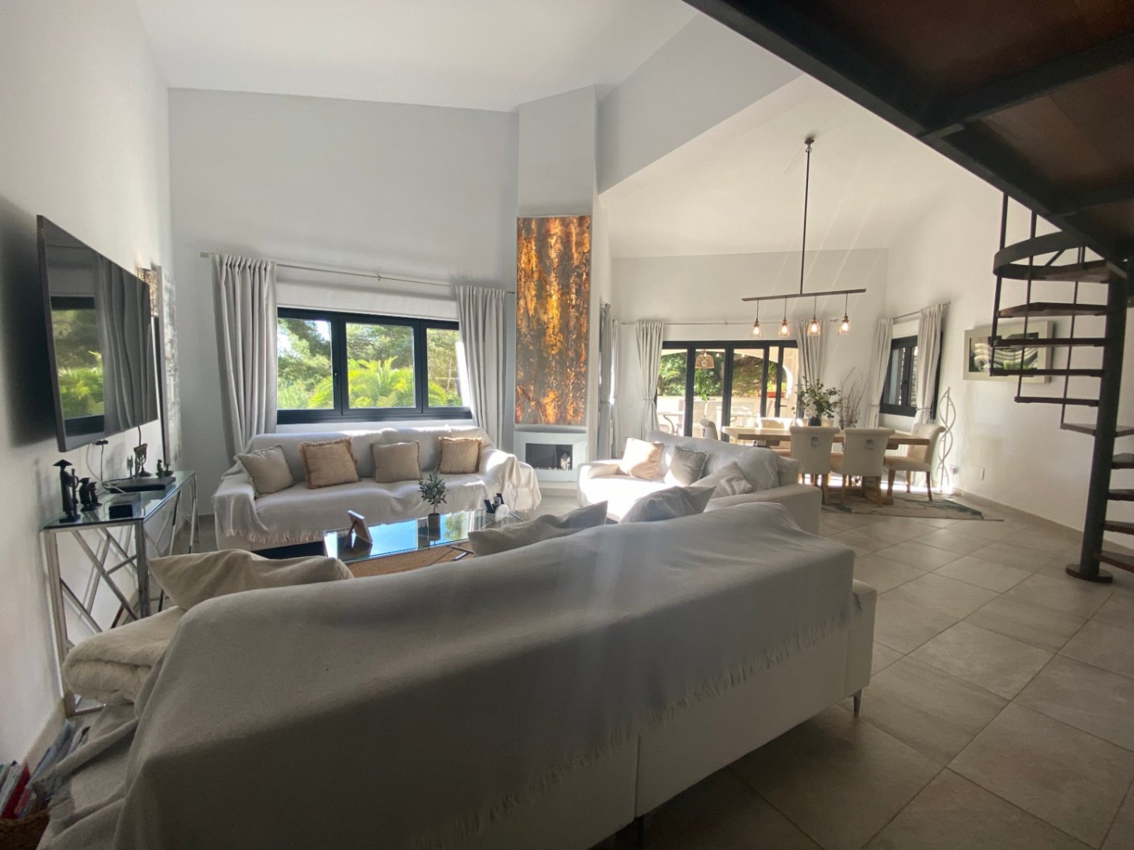 Diese charmante Villa, die 2022 vollständig renoviert wurde und über eine Lizenz für Ferienvermietungen verfügt, befindet sich auf einem großzügigen