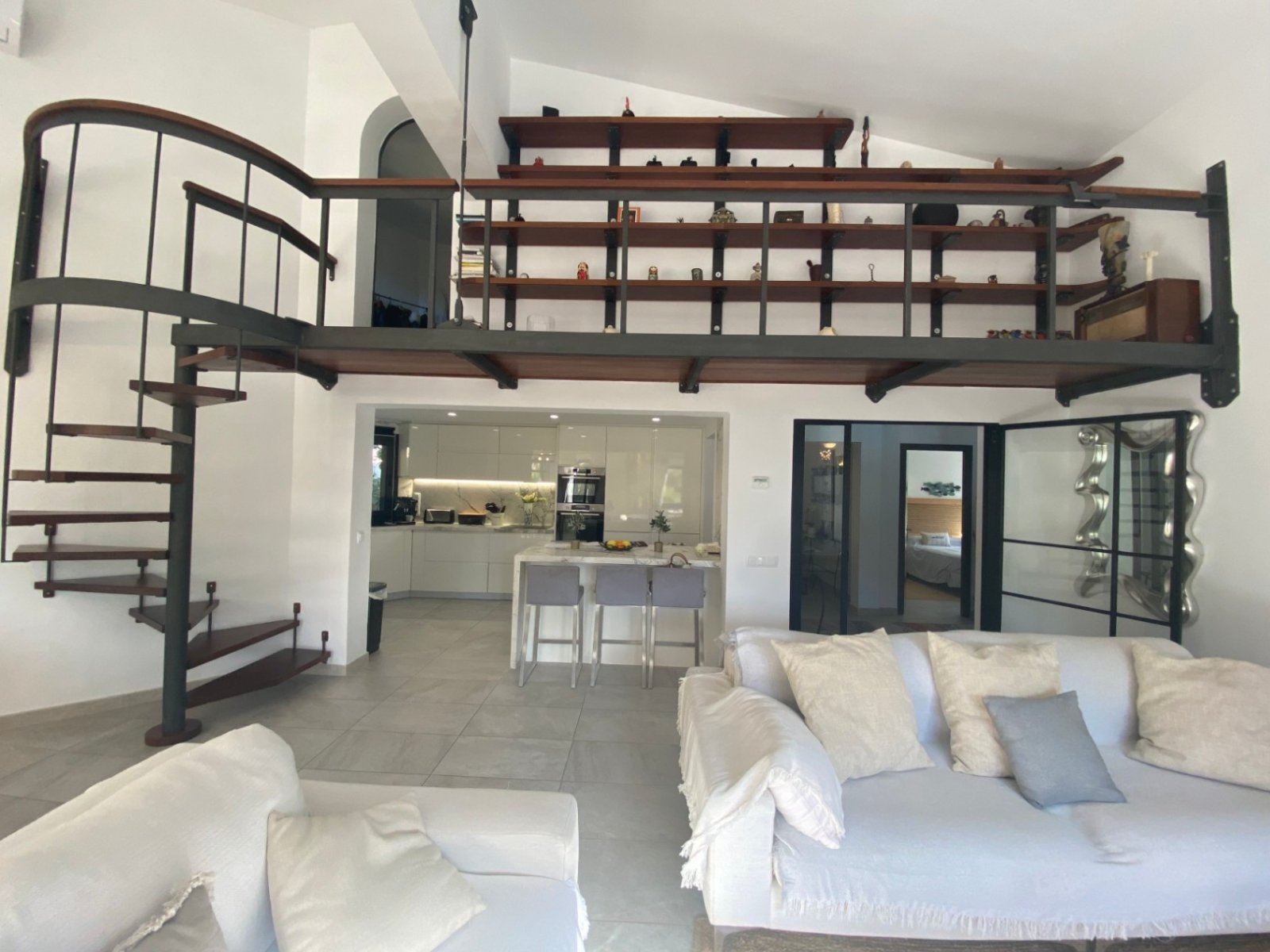Diese charmante Villa, die 2022 vollständig renoviert wurde und über eine Lizenz für Ferienvermietungen verfügt, befindet sich auf einem großzügigen