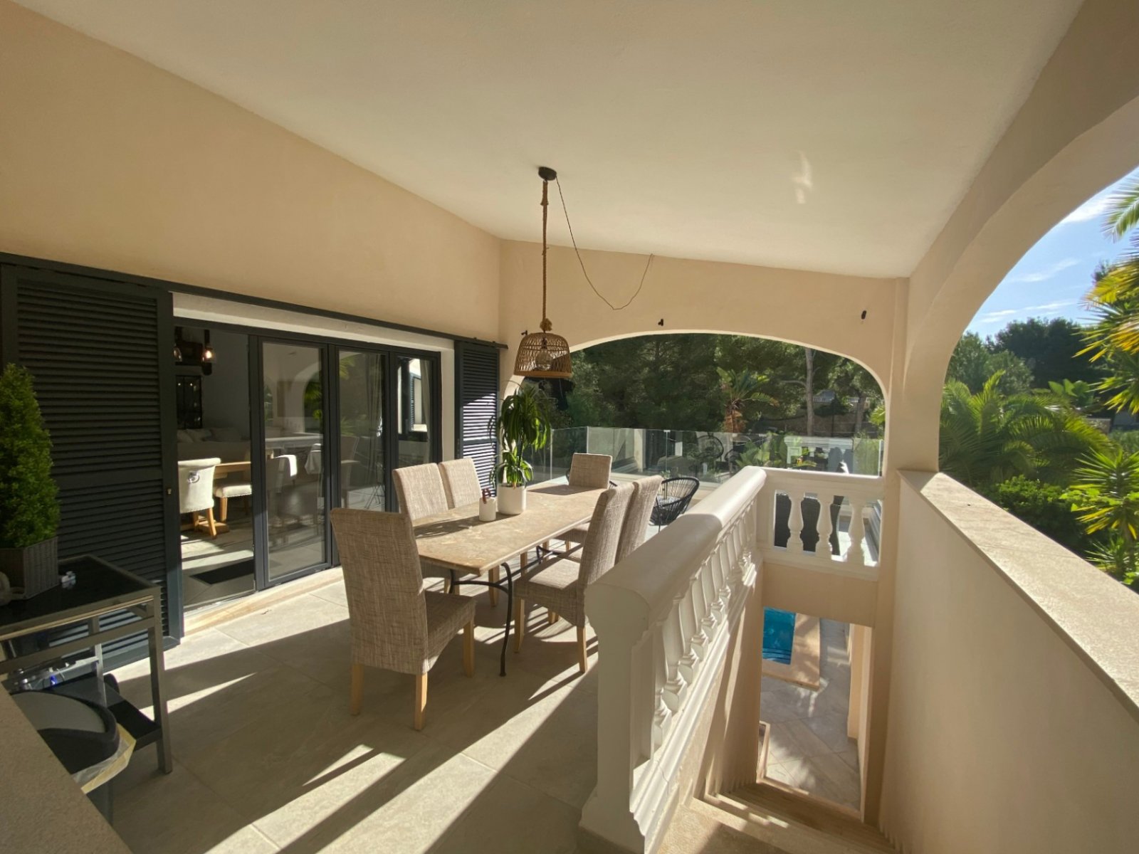 Diese charmante Villa, die 2022 vollständig renoviert wurde und über eine Lizenz für Ferienvermietungen verfügt, befindet sich auf einem großzügigen