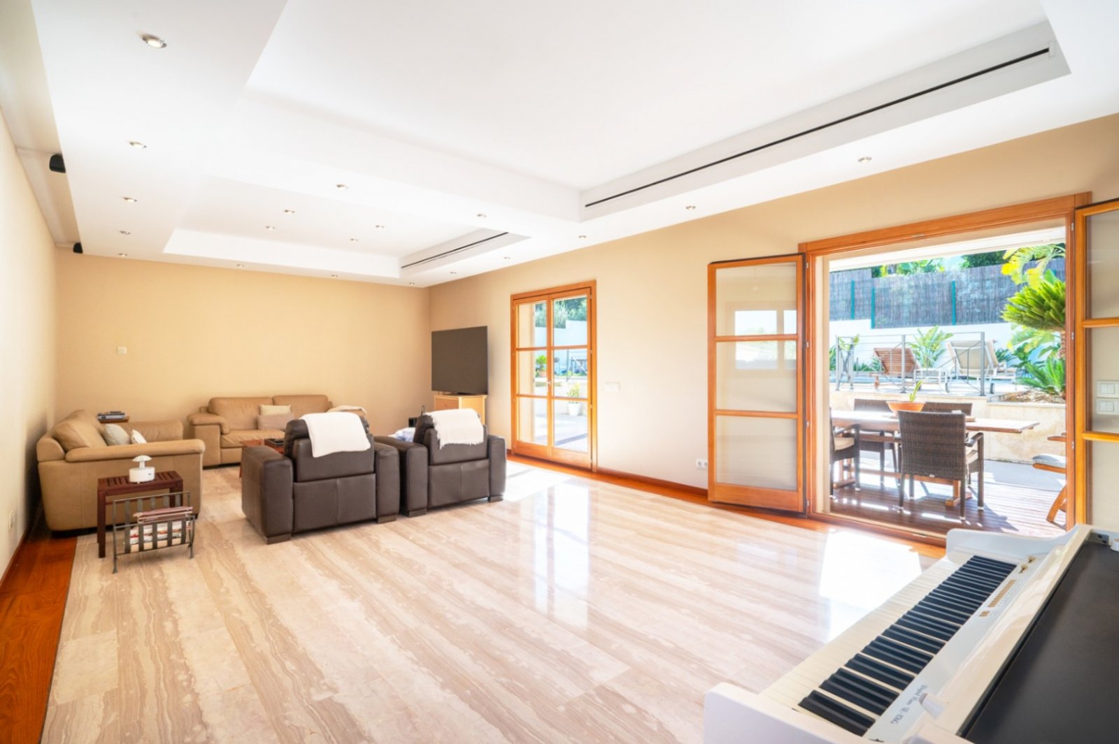 Dieses geräumige Zuhause verfügt über 5 Schlafzimmer und 3 Badezimmer und bietet atemberaubende Bergblicke von jeder Ebene.
Die Immobilie i