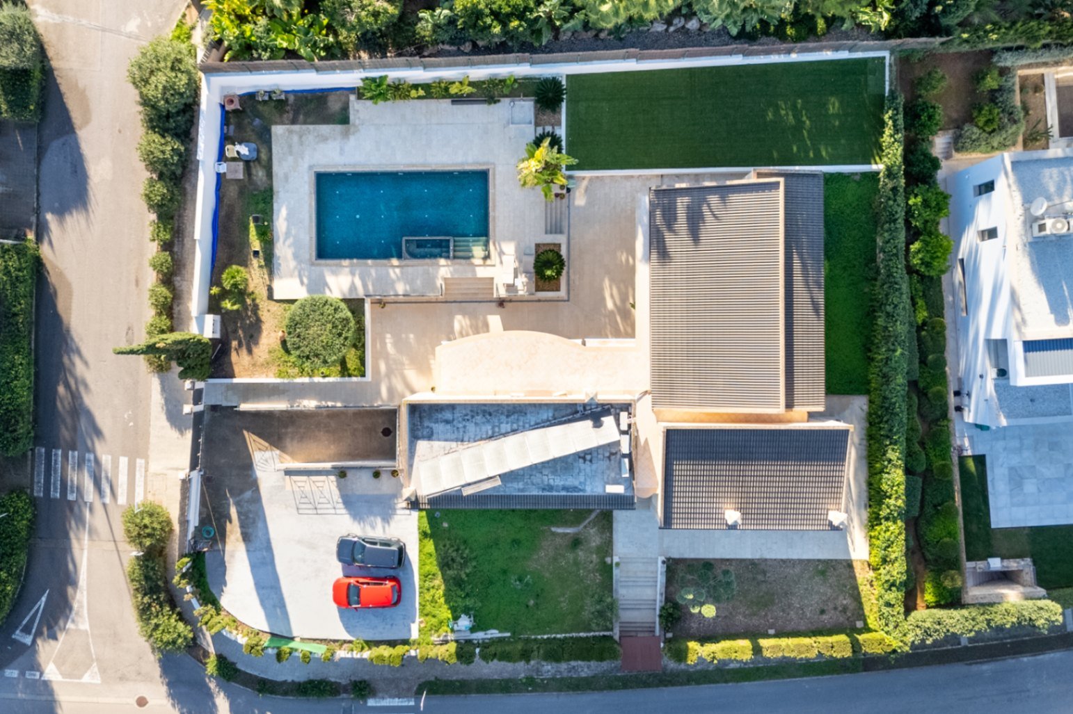 Dieses geräumige Zuhause verfügt über 5 Schlafzimmer und 3 Badezimmer und bietet atemberaubende Bergblicke von jeder Ebene.
Die Immobilie i