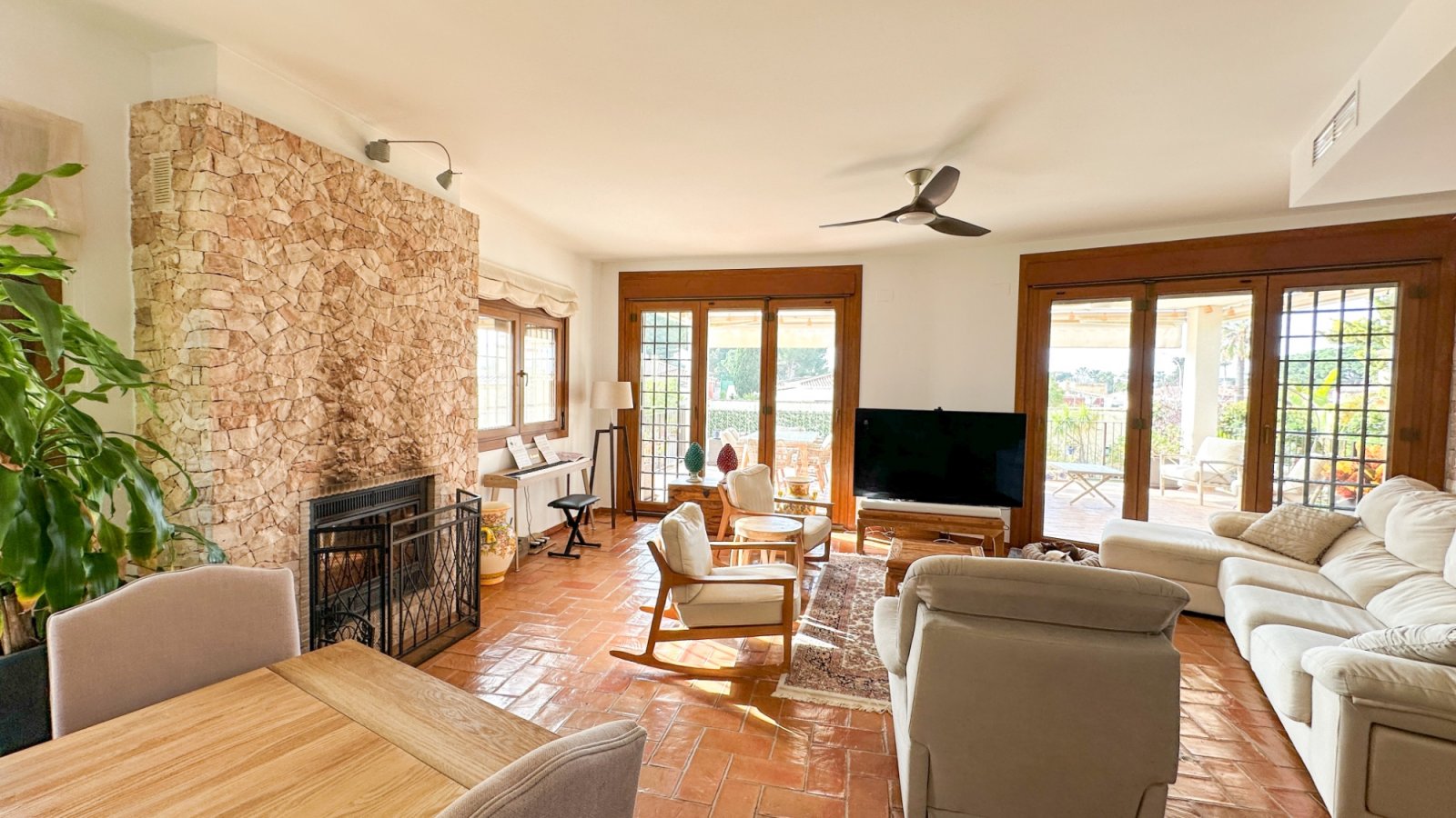 Diese außergewöhnliche Villa im mediterranen Stil befindet sich nur 800 Meter vom Meer entfernt in einer der prestigeträchtigsten Wohnlagen von Dehes
