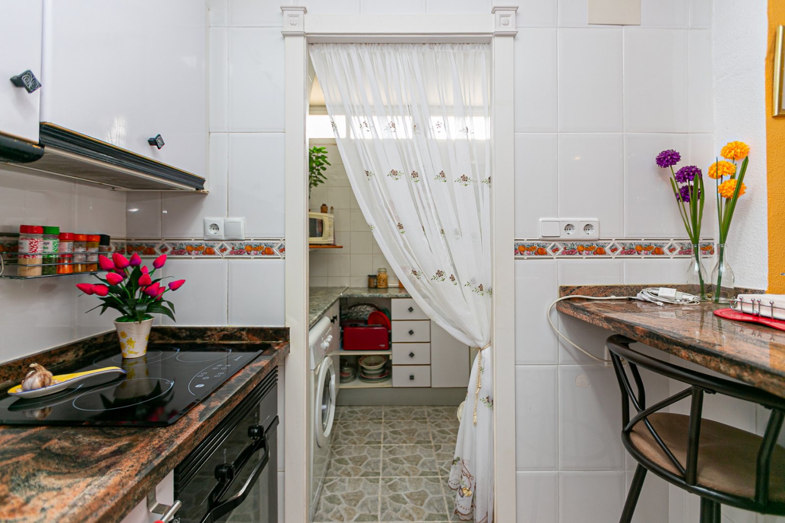 Dieses wunderschöne Eck-Quadhaus mit 85 m² Wohnfläche vereint Komfort, Stil und Funktionalität – ideal als ganzjähriger Wohnsitz oder als Ferienhaus