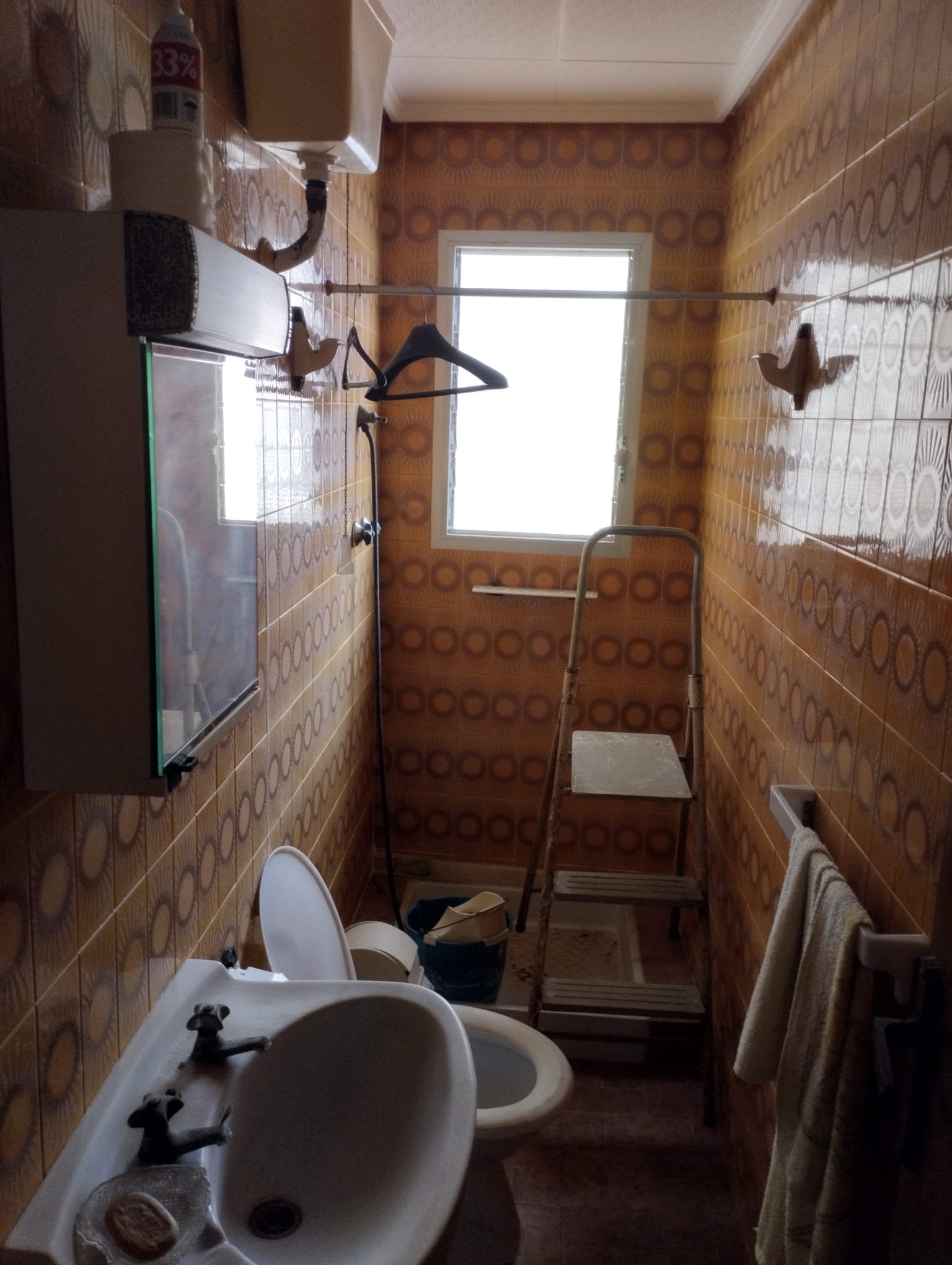 Zu verkaufen ist ein ganzes Gebäude mit 2 Etagen und einer Dachterrasse, mit der Möglichkeit, ein zurückgesetztes Penthouse zu bauen, eine Garage/Erd