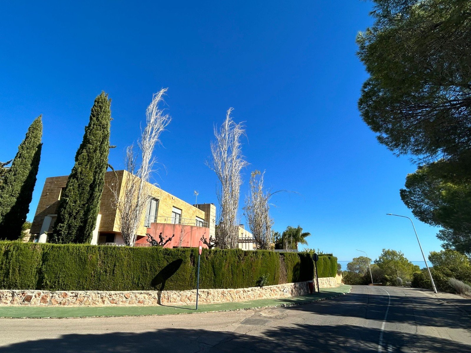   This Four Bedroom South Facing Detached Villa in Dehesa de Campoamor, is located just a five minute drive from supermarkets and only a two minute dr