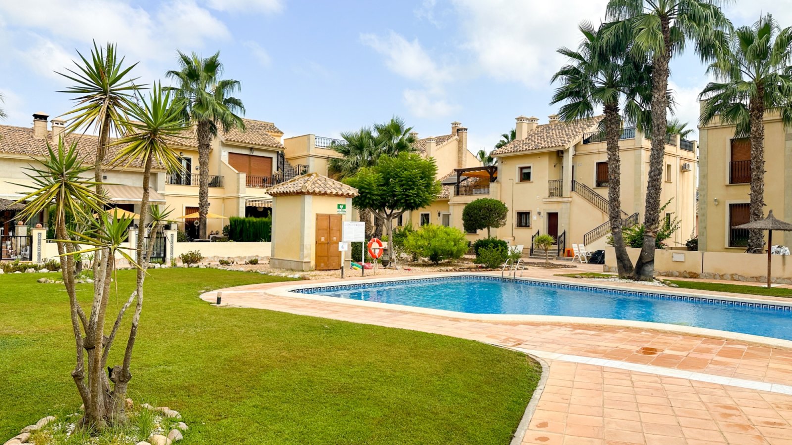 Wunderschönes, ebenerdiges Reihenhaus mit 2 Schlafzimmern und 2 Badezimmern am La Finca Golf, Baujahr 2011. Dieses barrierefreie, treppenlose Zuhause