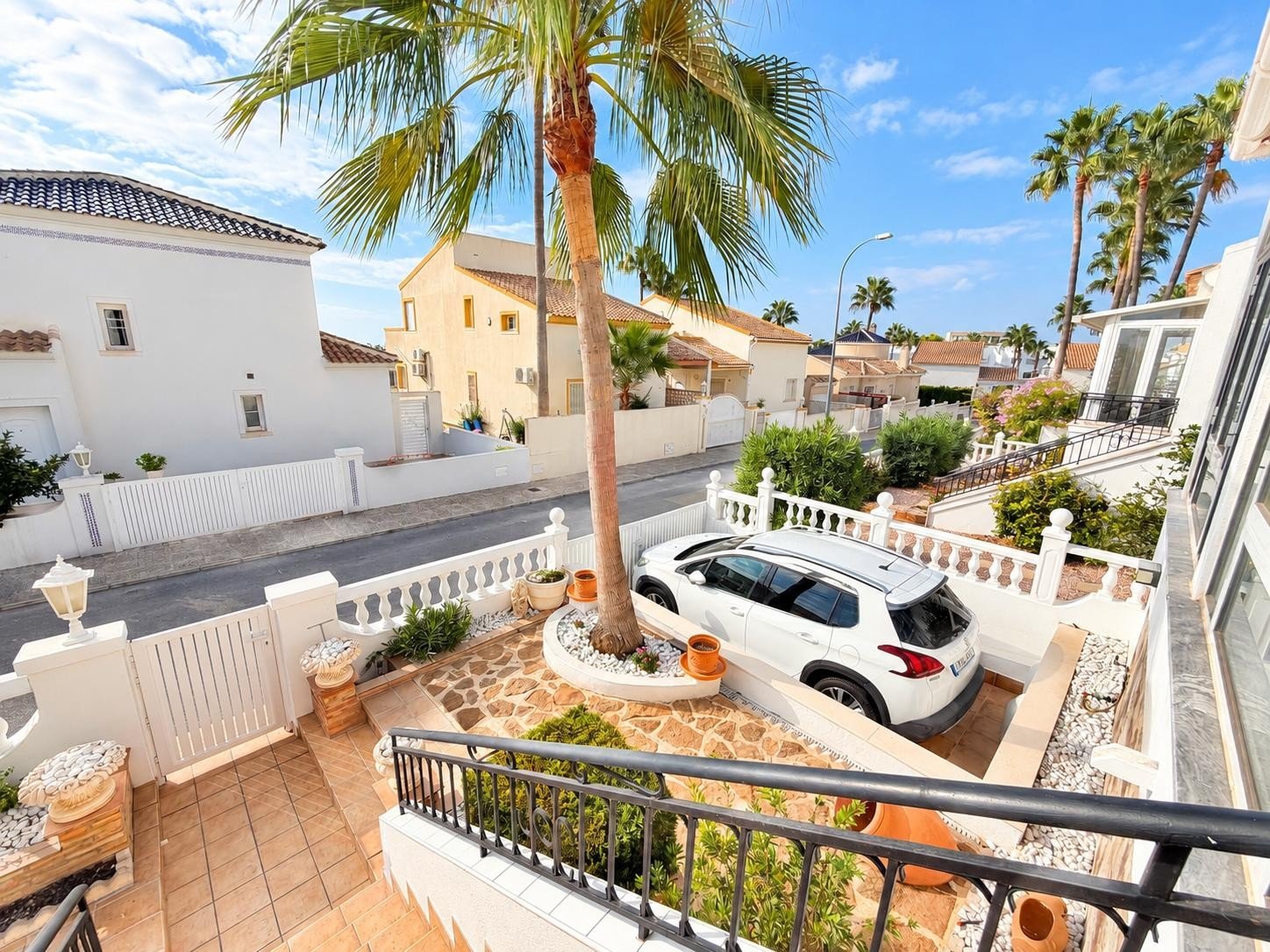 Today we are delighted to present this beautiful 3-bedroom, 2-bathroom semi-detached villa, situated in a highly sought-after location and offering