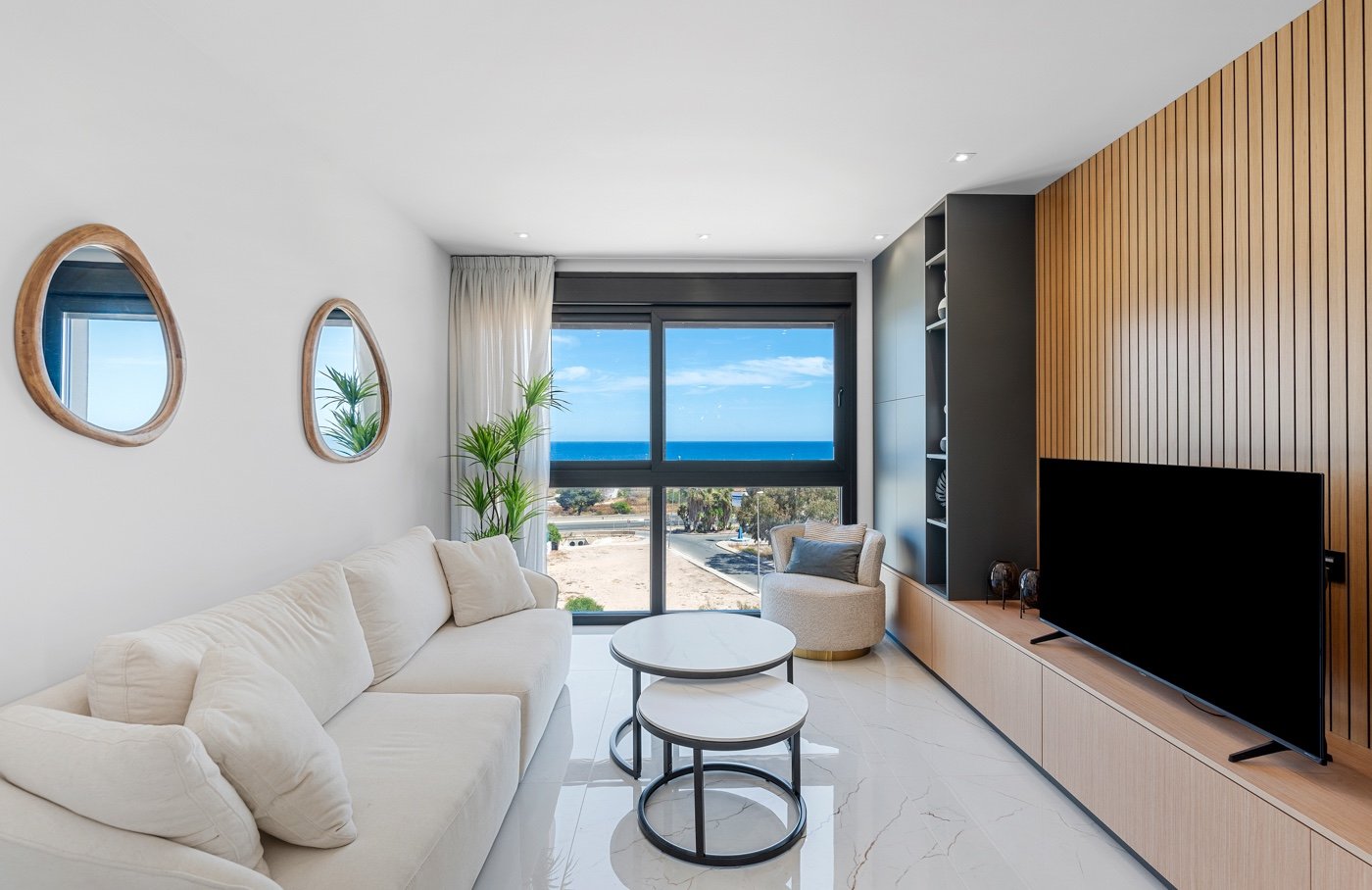 Diese zweistöckige Wohnung befindet sich im exklusiven Wohnkomplex Amanecer Deluxe und bietet eine ideale Kombination aus Lage, Komfort und Meerblick