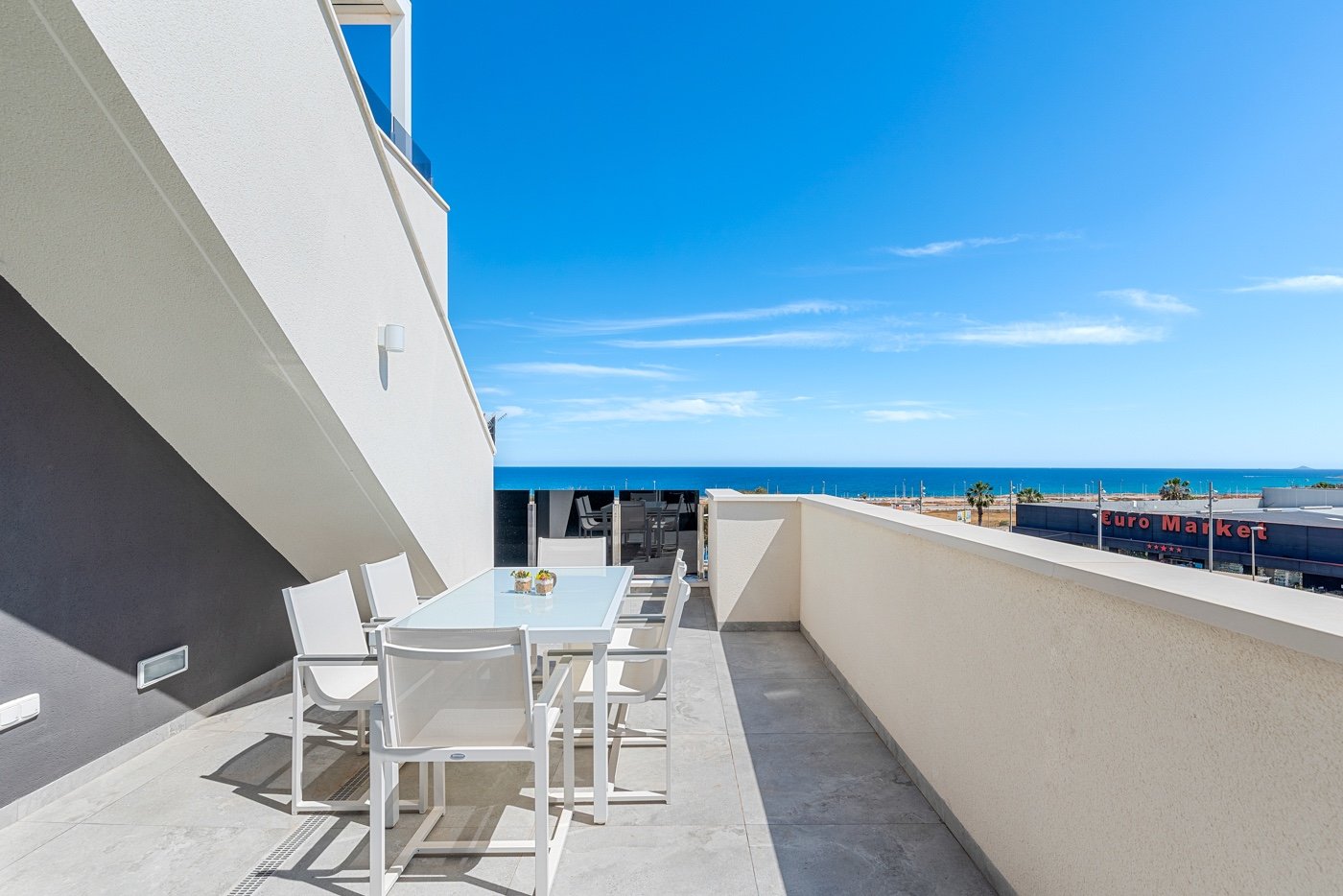 Diese zweistöckige Wohnung befindet sich im exklusiven Wohnkomplex Amanecer Deluxe und bietet eine ideale Kombination aus Lage, Komfort und Meerblick