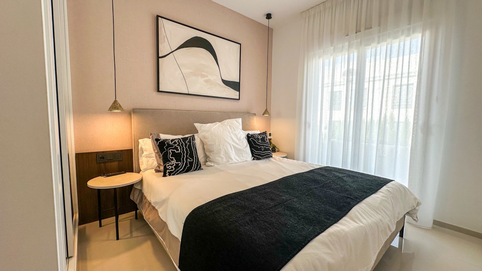 Genießen Sie erstklassigen mediterranen Lifestyle in dieser ultramodernen, 2024 erbauten Wohnung in Ciudad Quesada. Das energieeffiziente Objekt bes