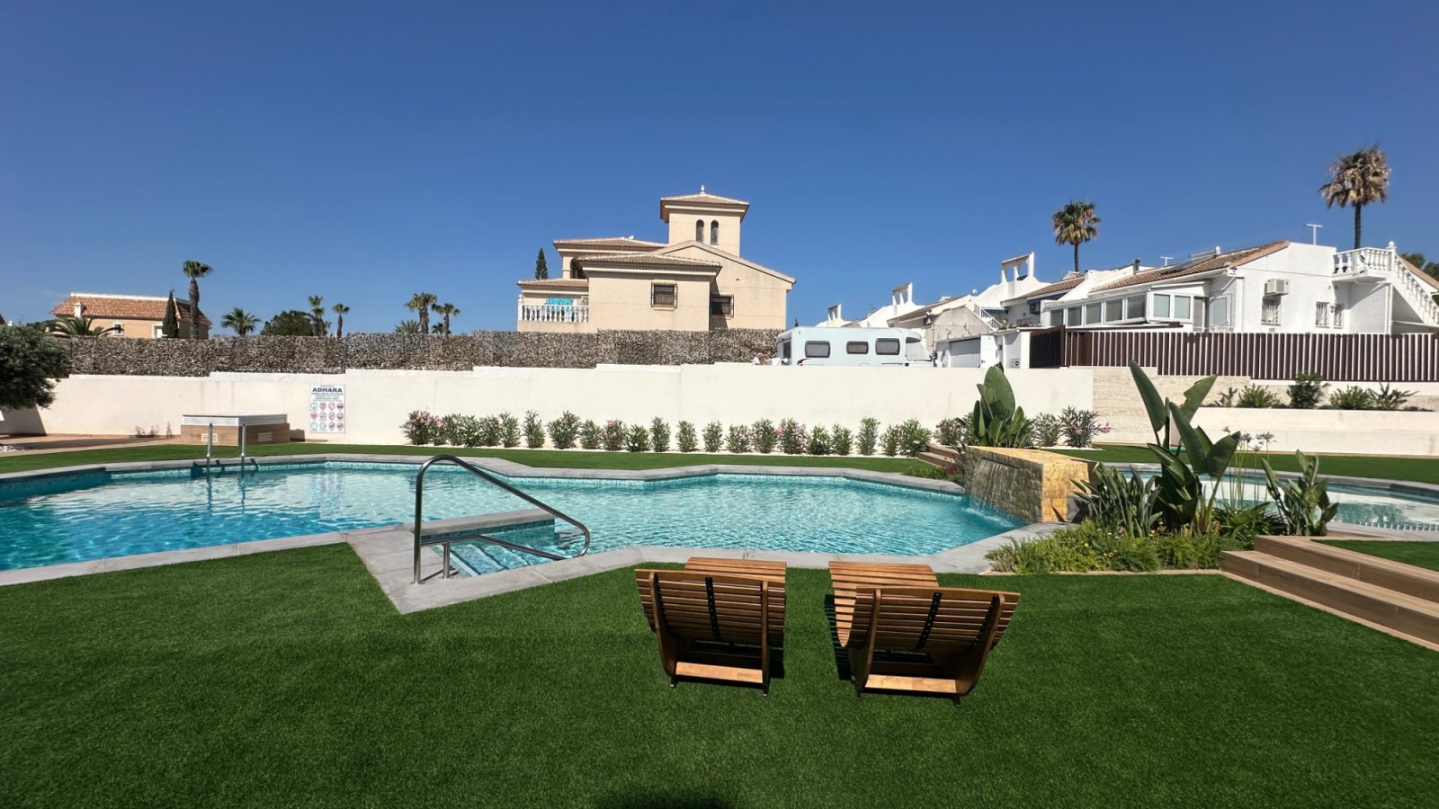 Genießen Sie erstklassigen mediterranen Lifestyle in dieser ultramodernen, 2024 erbauten Wohnung in Ciudad Quesada. Das energieeffiziente Objekt bes