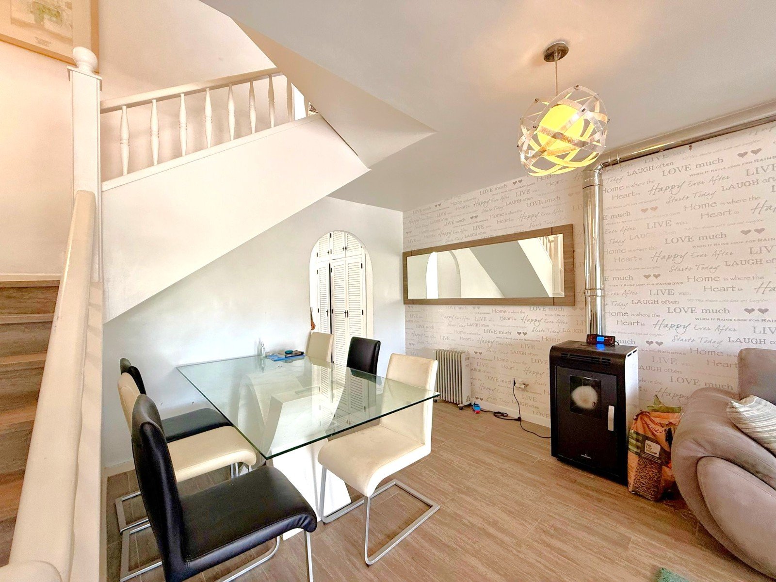 Nicely modernized 3 bed 3 bath townhouse with a large living-dining room, a separate kitchen with access to the private garden in a south facing pos