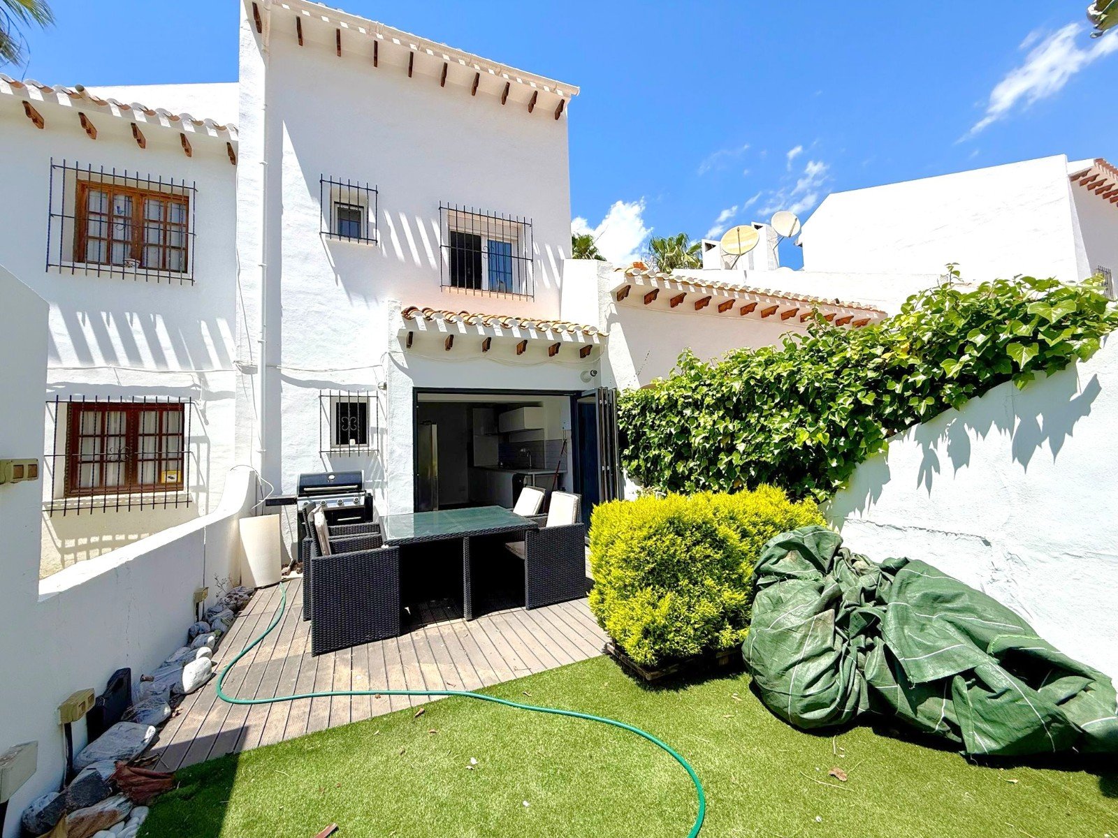 Nicely modernized 3 bed 3 bath townhouse with a large living-dining room, a separate kitchen with access to the private garden in a south facing pos