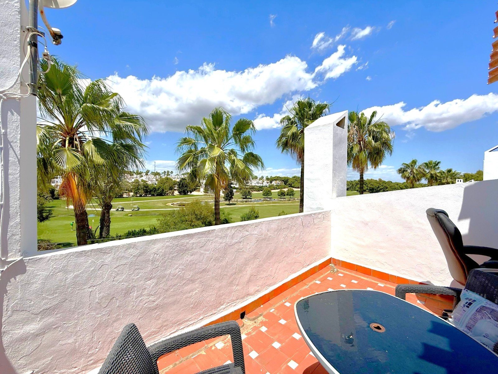 Nicely modernized 3 bed 3 bath townhouse with a large living-dining room, a separate kitchen with access to the private garden in a south facing pos