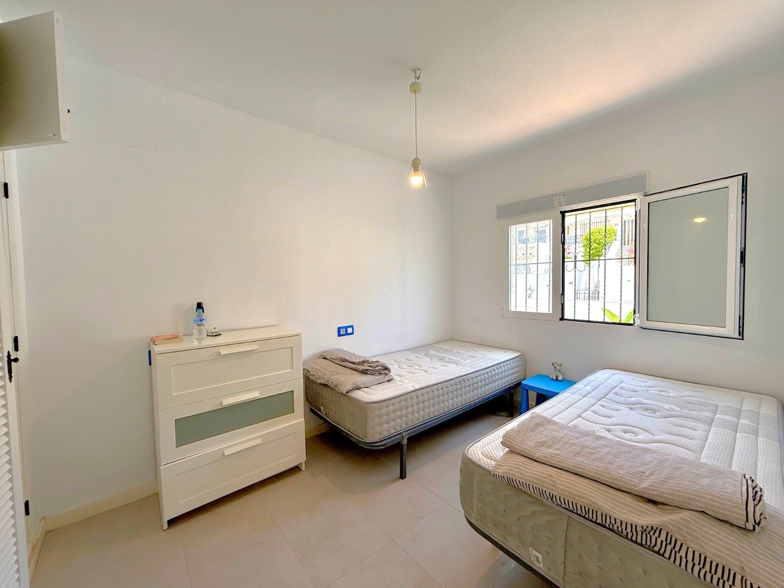 Nicely modernized 3 bed 3 bath townhouse with a large living-dining room, a separate kitchen with access to the private garden in a south facing pos