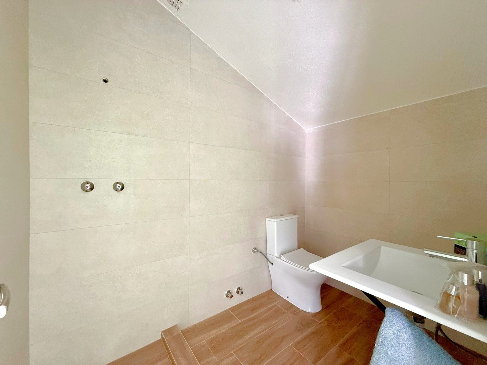 Nicely modernized 3 bed 3 bath townhouse with a large living-dining room, a separate kitchen with access to the private garden in a south facing pos