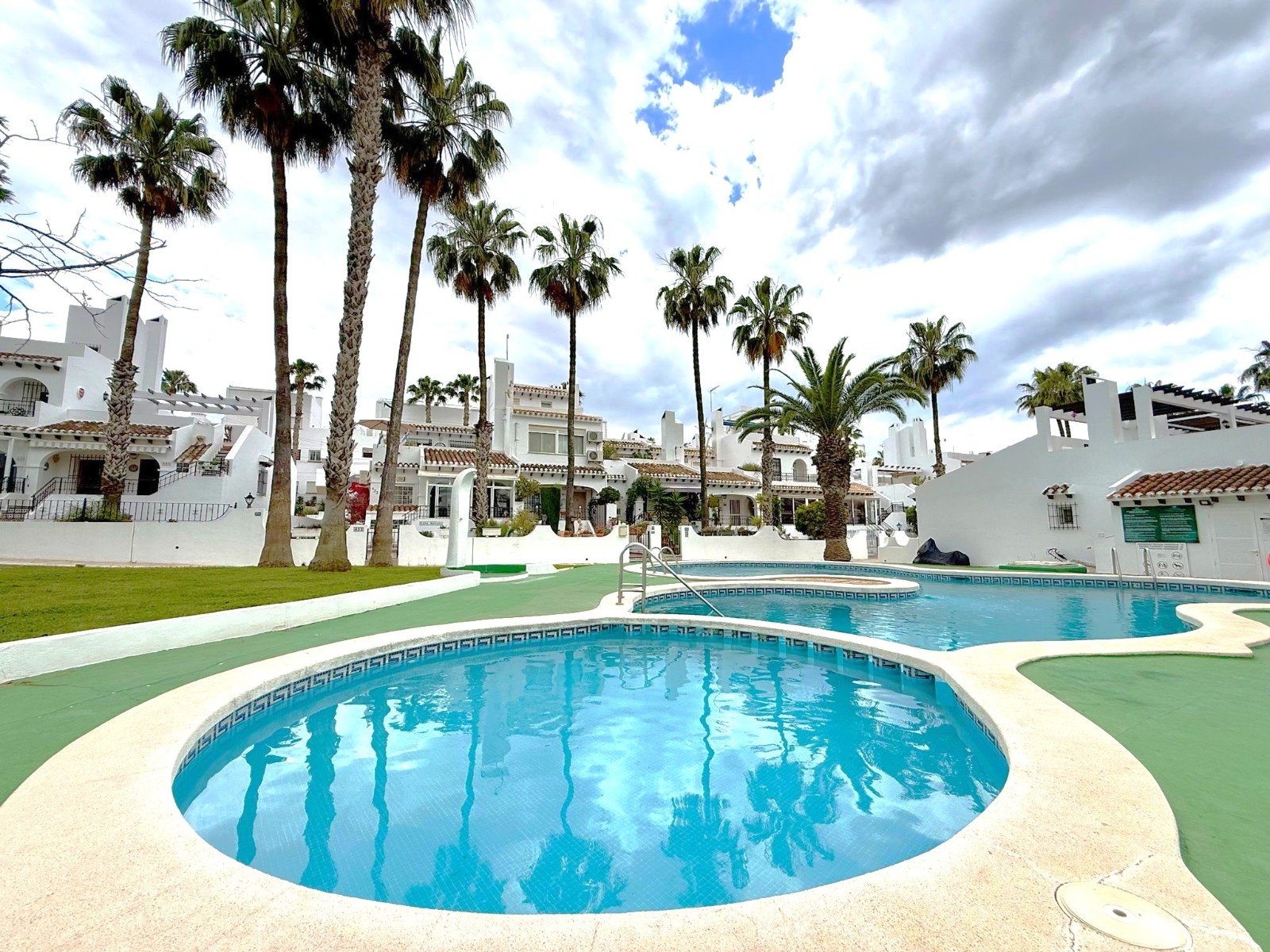 Nicely modernized 3 bed 3 bath townhouse with a large living-dining room, a separate kitchen with access to the private garden in a south facing pos