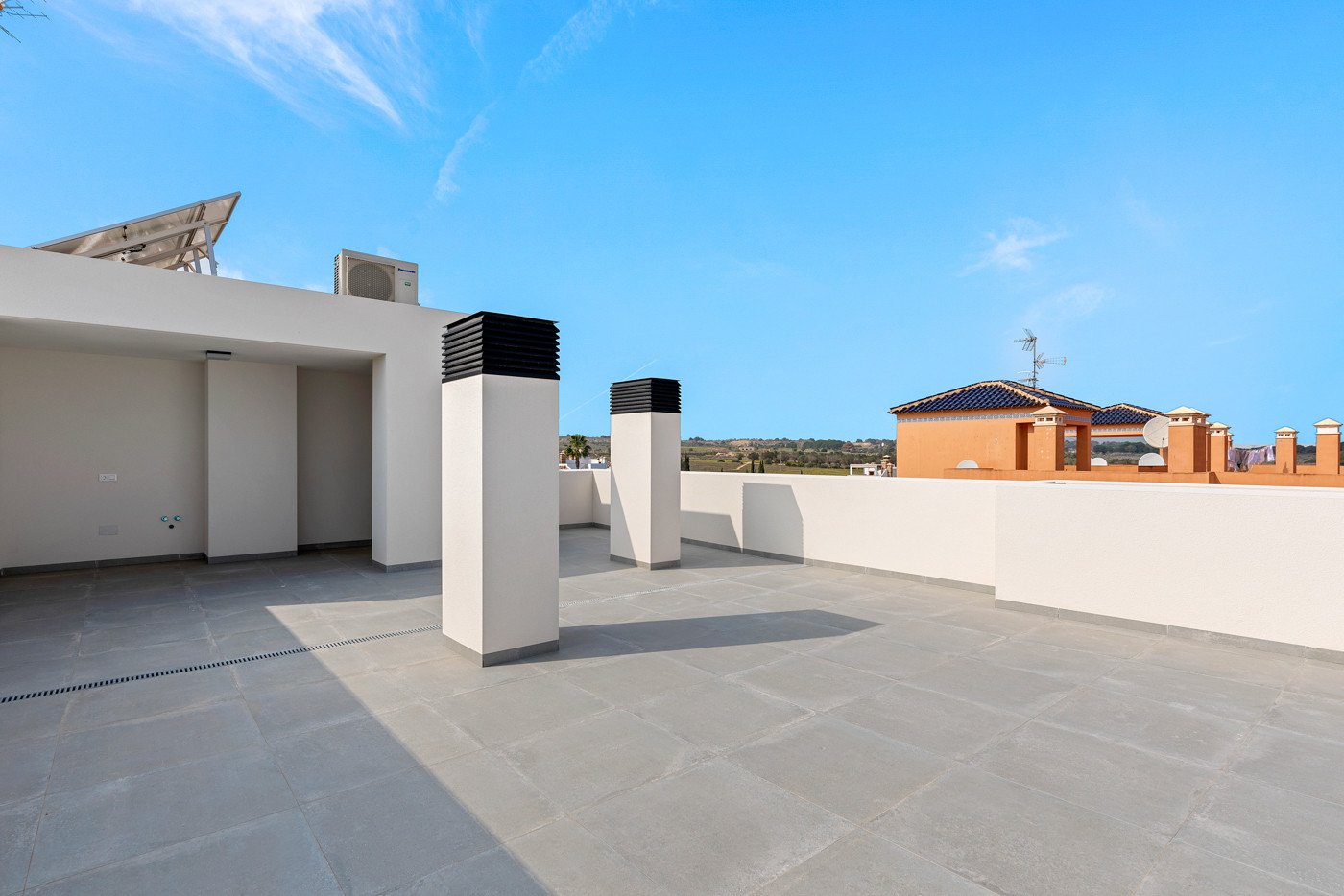Brandneues Penthouse mit privatem Solarium in Villamartín, PAU 8 Orihuela Costa. Entdecken Sie diese dritte Etage Penthouse mit Aufzug, in der belie