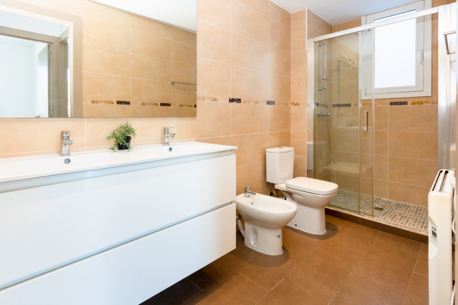 Happy Expat freut sich, diese helle und geräumige Villa in der ruhigen Wohngegend von Las Colinas, Olivella, zu präsentieren, die von der schönen Land