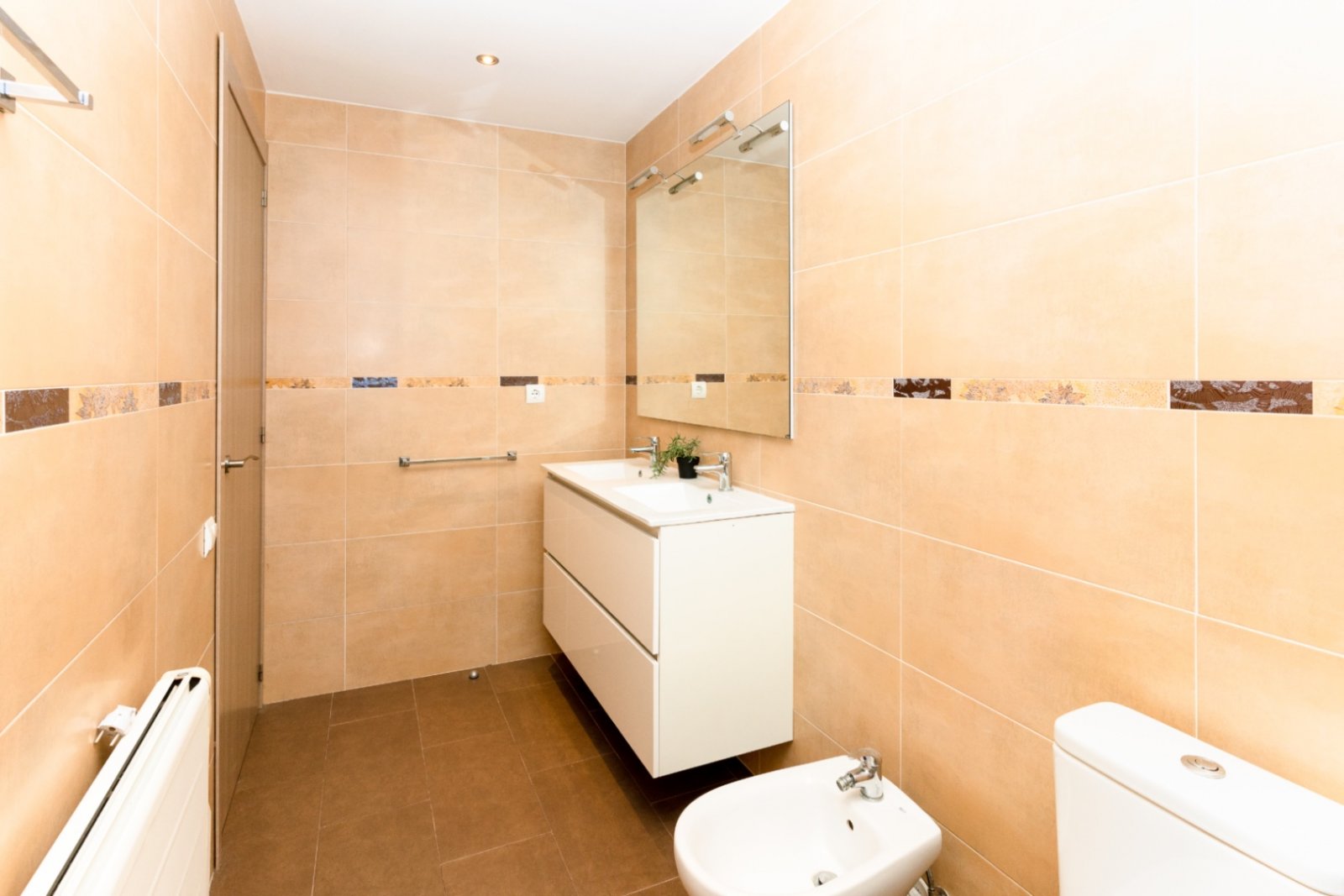 Happy Expat freut sich, diese helle und geräumige Villa in der ruhigen Wohngegend von Las Colinas, Olivella, zu präsentieren, die von der schönen Land