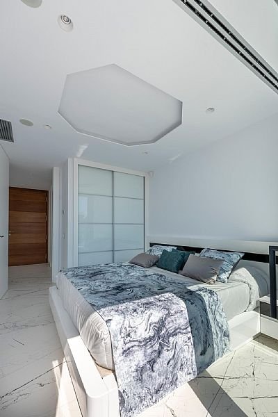 Diese exklusive Villa befindet sich in der schönen Stadt Calpe und bietet eine privilegierte Umgebung nur 1 km vom Meer entfernt. Entworfen für dieje