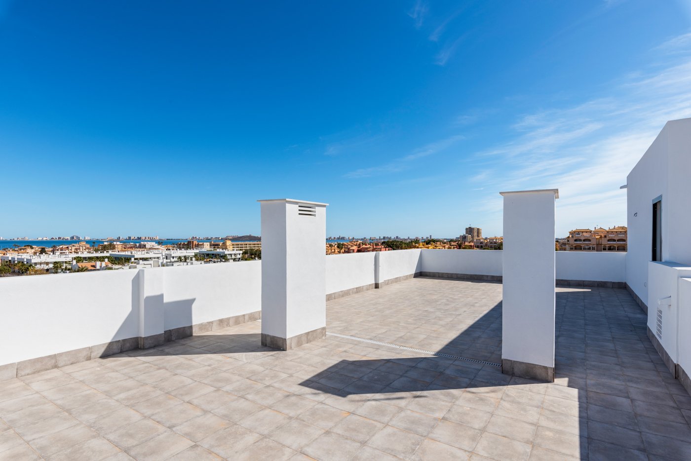 Dieses Wohnresort auf den charmanten Kleinen Inseln bietet ein einzigartiges Wohnerlebnis mit Meerblick. Es besteht aus 33 Immobilien, und die Bewohn