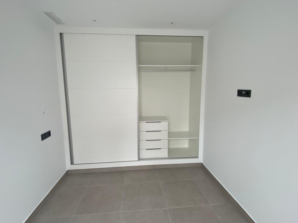 In der charmanten Stadt Los Alcázares gelegen, bietet diese exklusive Sammlung von 9 unabhängigen Häusern eine privilegierte Umgebung für diejenigen,