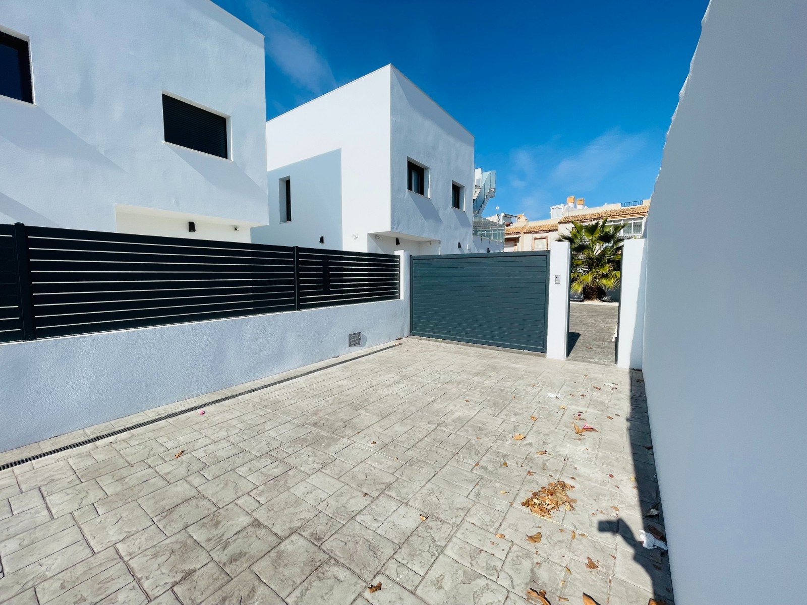 In der charmanten Stadt Torrevieja gelegen, bietet dieses exklusive Immobilienangebot zwei unabhängige Häuser, die durch ihr modernes und funktionale