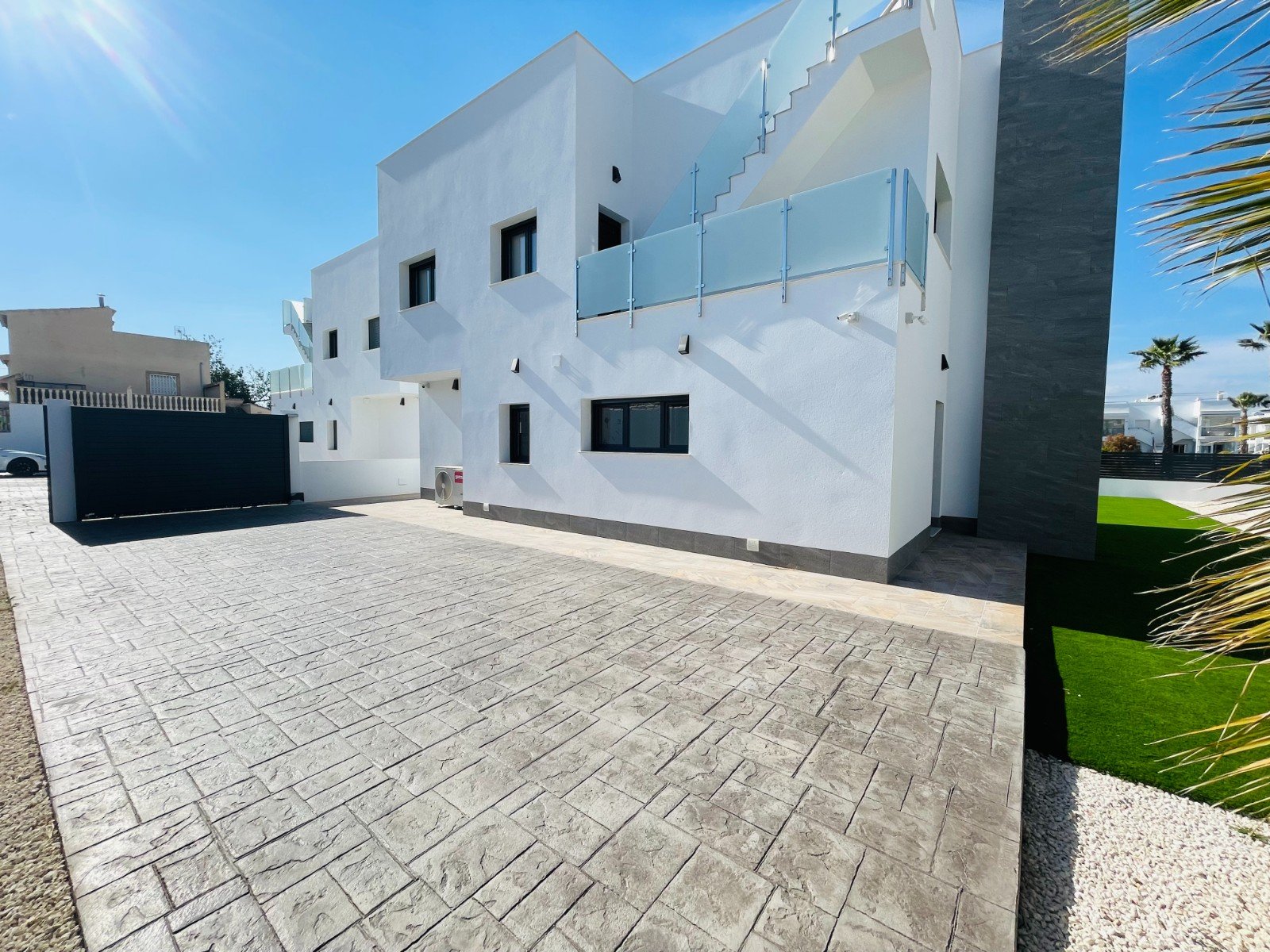 In der charmanten Stadt Torrevieja gelegen, bietet dieses exklusive Immobilienangebot zwei unabhängige Häuser, die durch ihr modernes und funktionale
