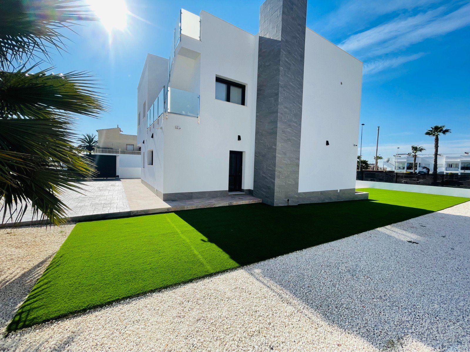 In der charmanten Stadt Torrevieja gelegen, bietet dieses exklusive Immobilienangebot zwei unabhängige Häuser, die durch ihr modernes und funktionale