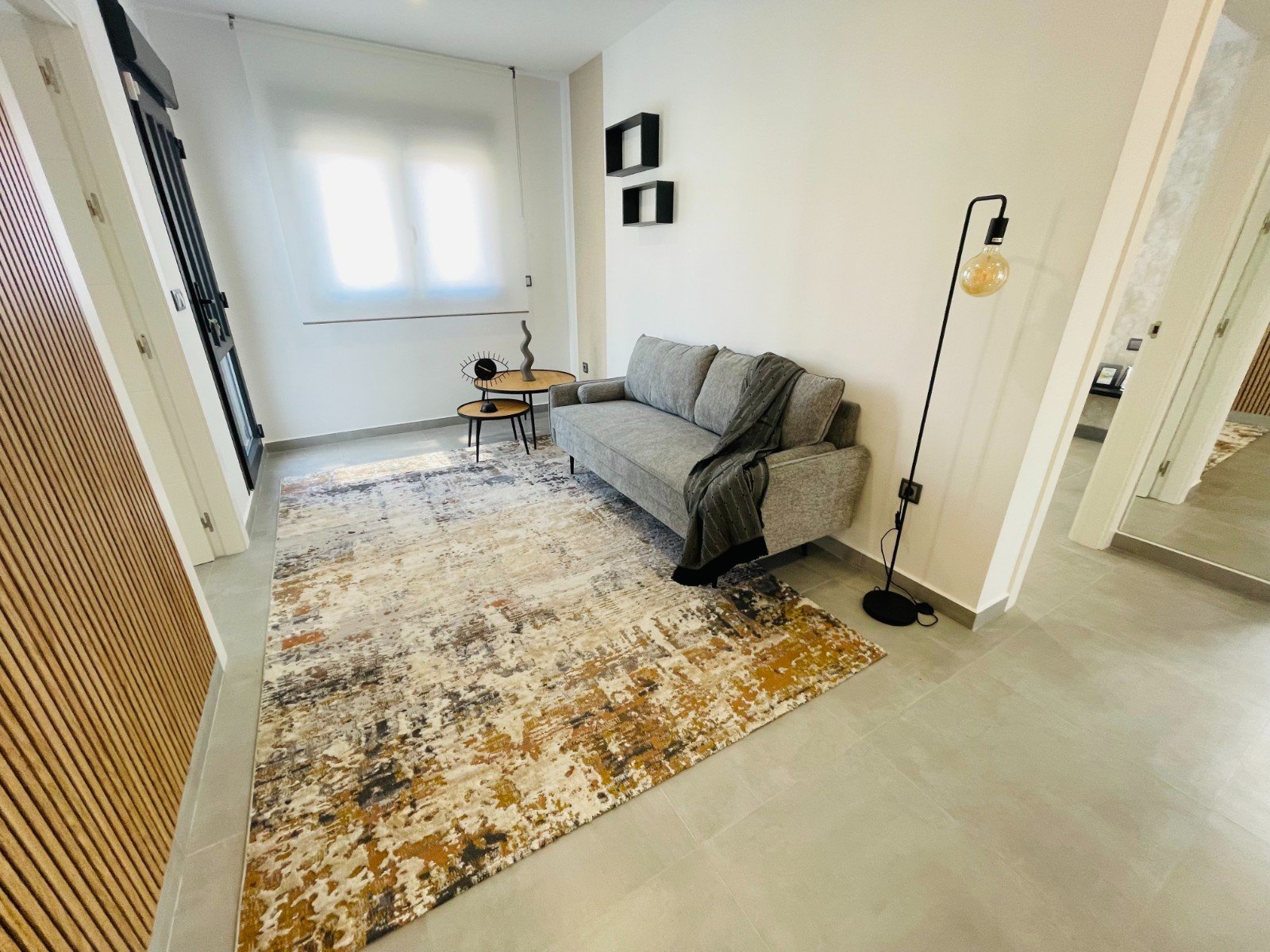 In der charmanten Stadt Torrevieja gelegen, bietet dieses exklusive Immobilienangebot zwei unabhängige Häuser, die durch ihr modernes und funktionale