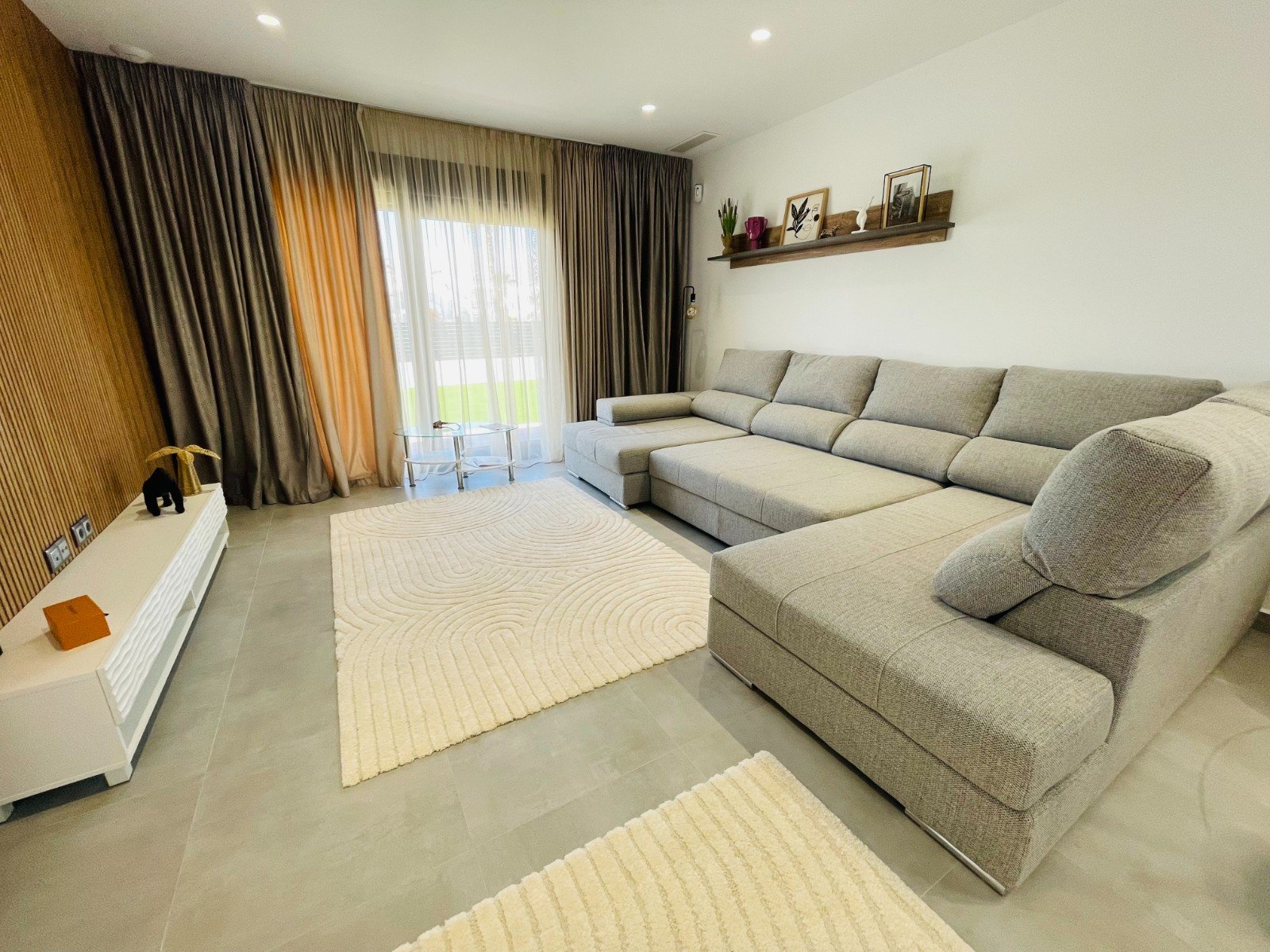 In der charmanten Stadt Torrevieja gelegen, bietet dieses exklusive Immobilienangebot zwei unabhängige Häuser, die durch ihr modernes und funktionale