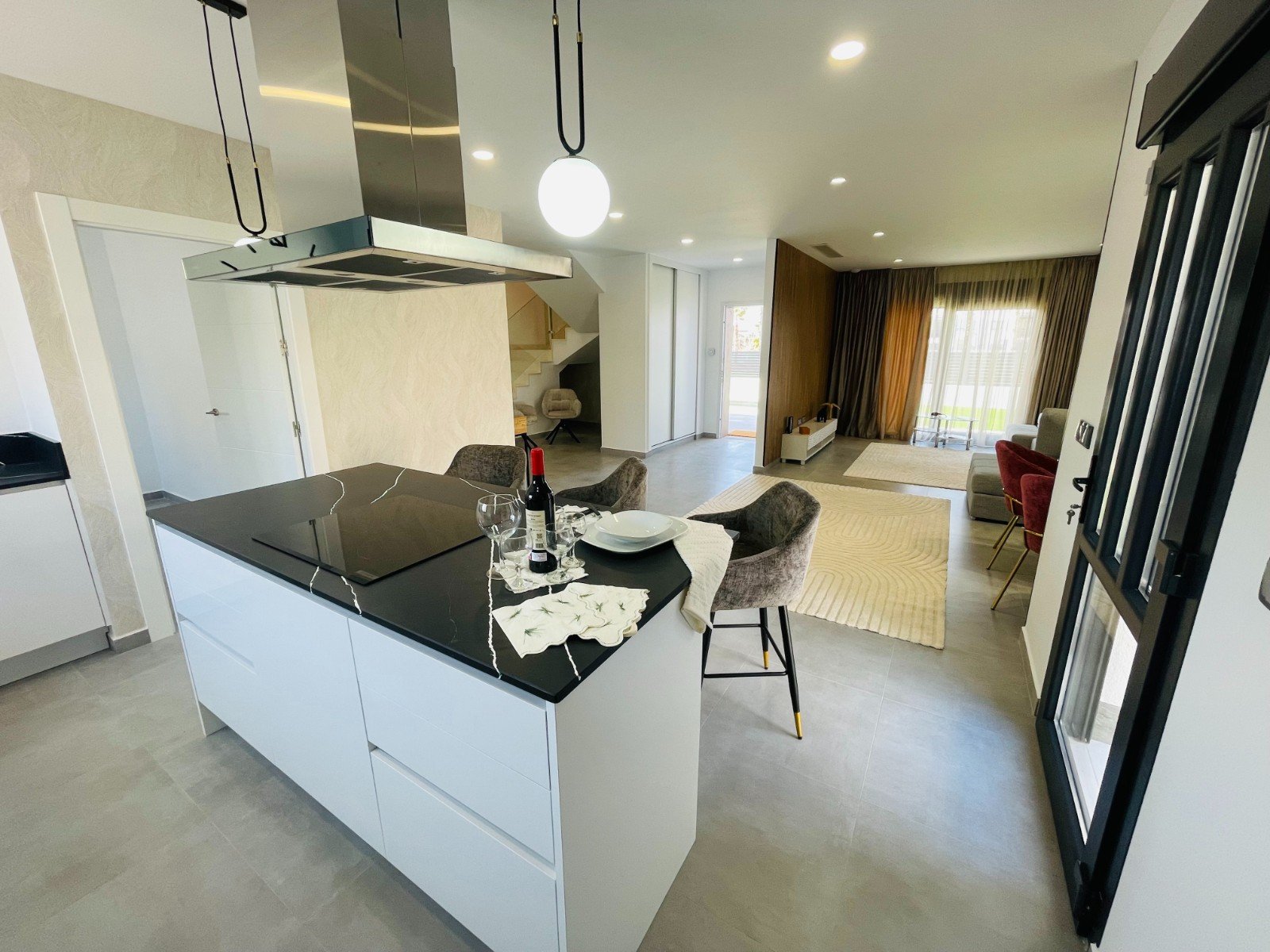 In der charmanten Stadt Torrevieja gelegen, bietet dieses exklusive Immobilienangebot zwei unabhängige Häuser, die durch ihr modernes und funktionale