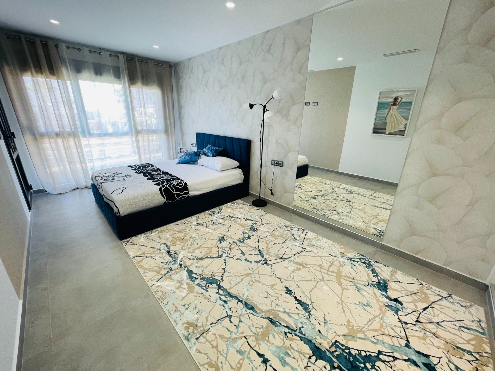 In der charmanten Stadt Torrevieja gelegen, bietet dieses exklusive Immobilienangebot zwei unabhängige Häuser, die durch ihr modernes und funktionale