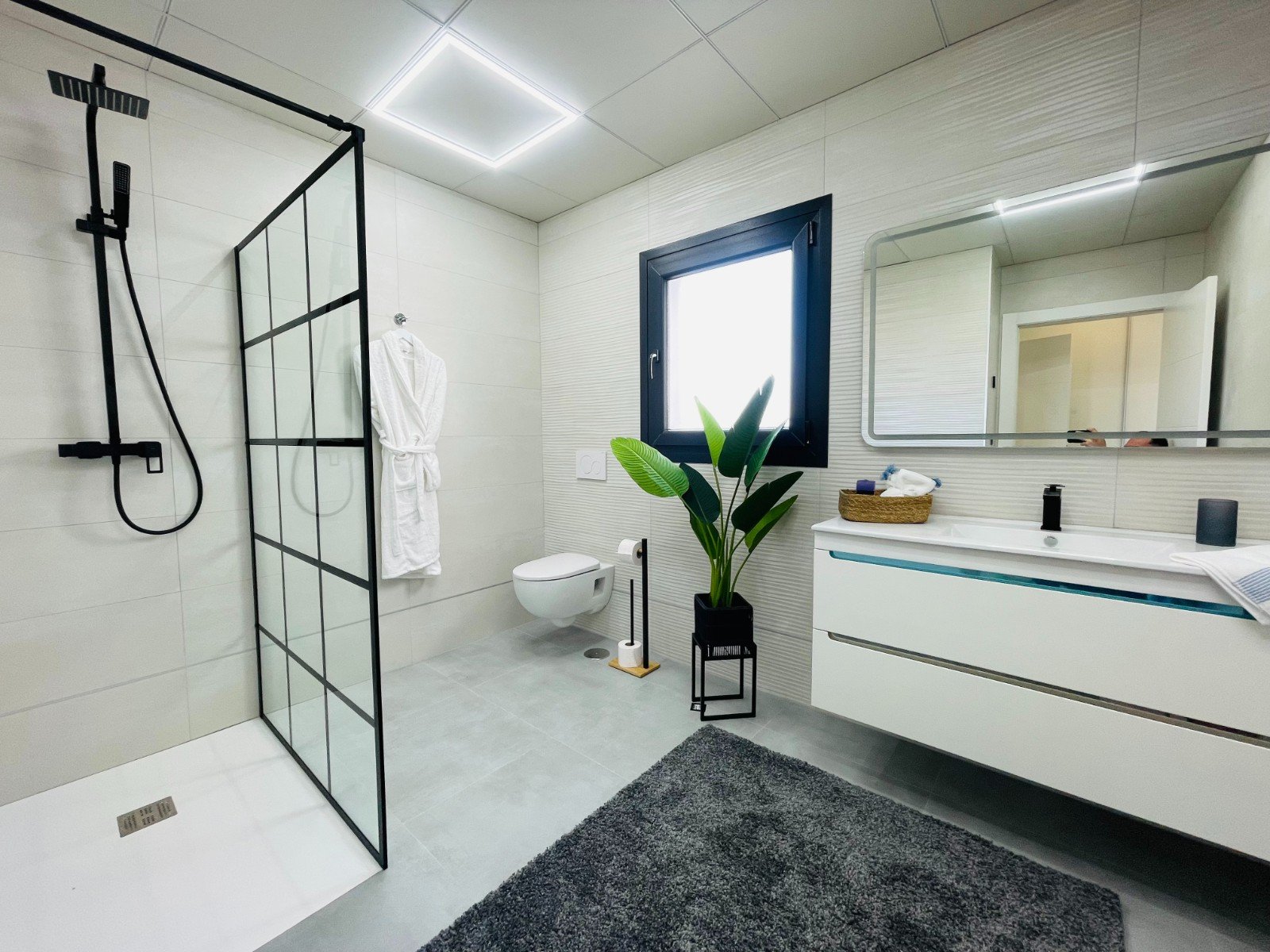 In der charmanten Stadt Torrevieja gelegen, bietet dieses exklusive Immobilienangebot zwei unabhängige Häuser, die durch ihr modernes und funktionale