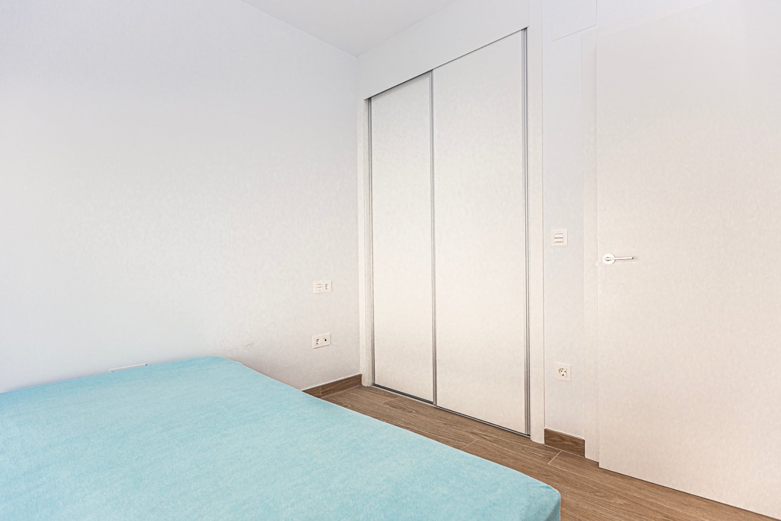 Wir freuen uns, diese beeindruckende Villa in der prestigeträchtigen Urbanisation Doña Pepa in Ciudad Quesada, Rojales, anbieten zu können. Mit einem