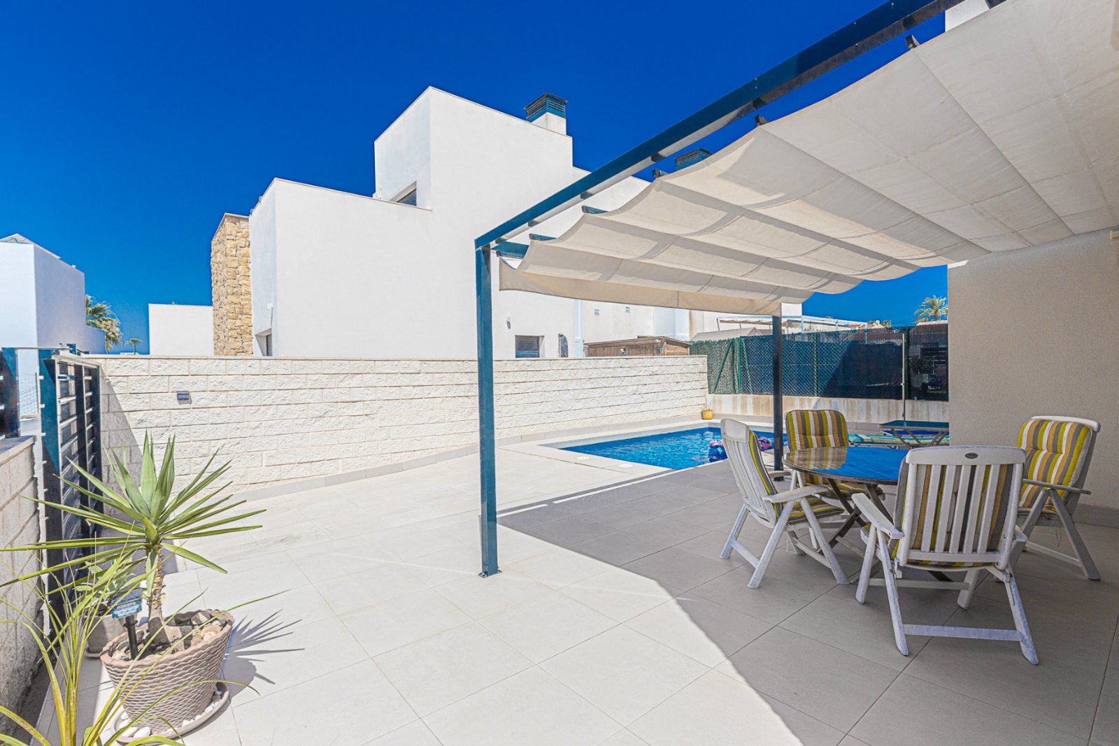 Wir freuen uns, diese beeindruckende Villa in der prestigeträchtigen Urbanisation Doña Pepa in Ciudad Quesada, Rojales, anbieten zu können. Mit einem