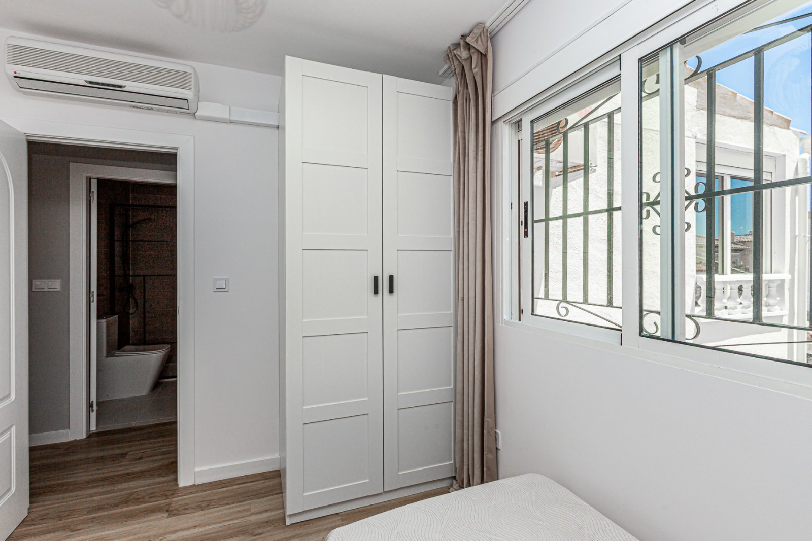 Wir präsentieren dieses wunderschöne Eckreihenhaus, das mit hochwertigen Materialien und viel Stil vollständig renoviert wurde, in der ruhigen und be